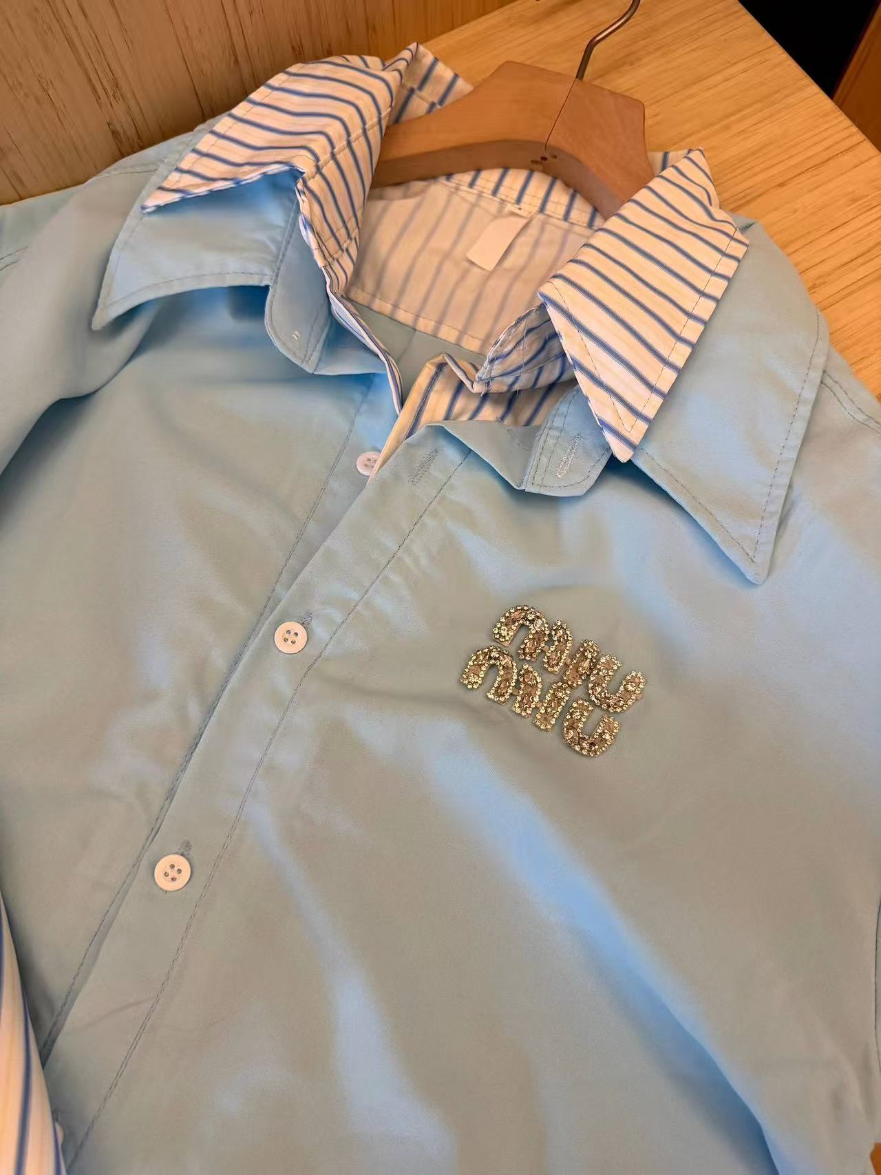 M1UM1U カラーブロックカラーレターシャツ【50％割引+送料無料】