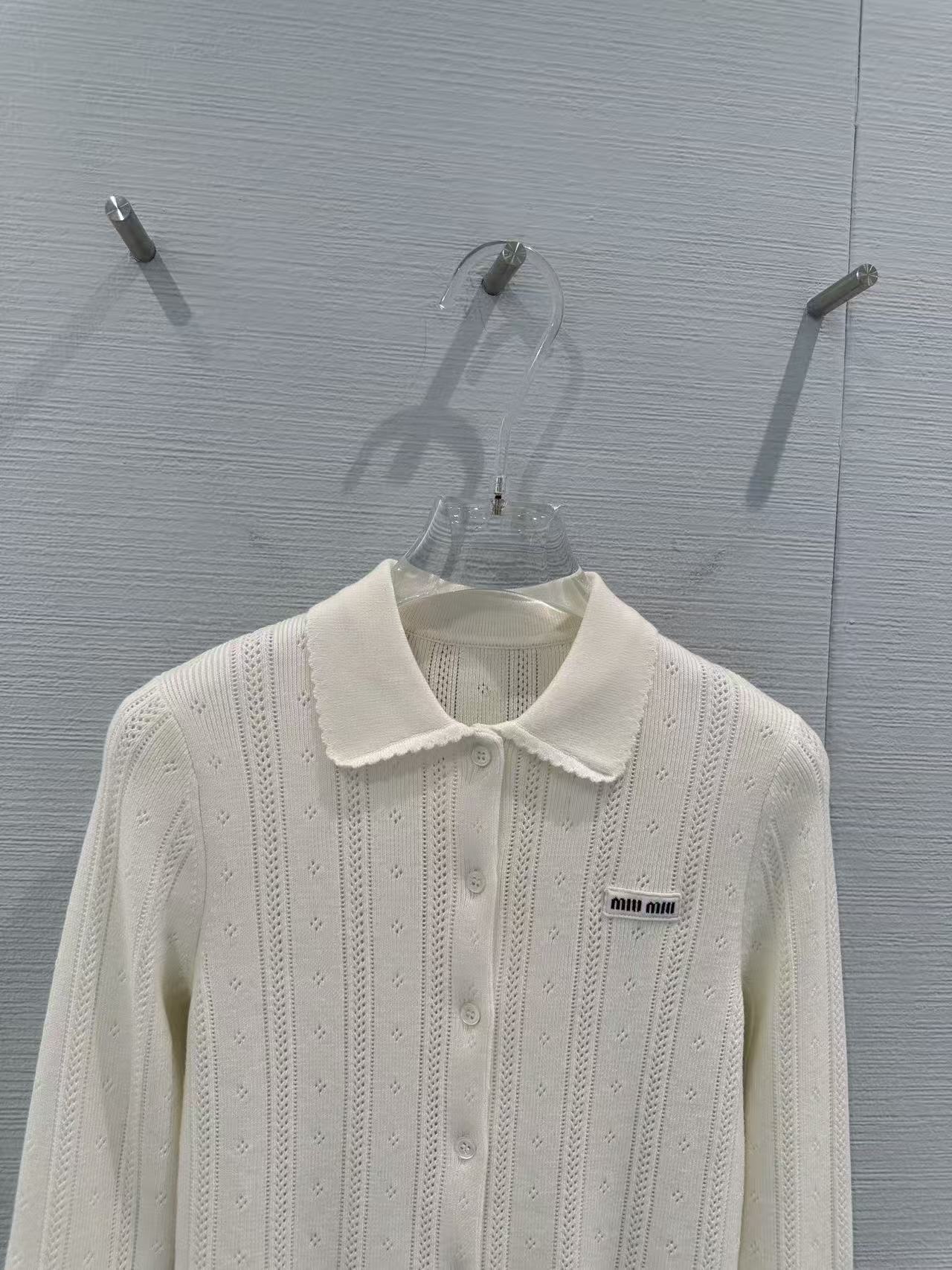 M1UM1U 襟付きレターウールカーディガン【50％割引+送料無料】