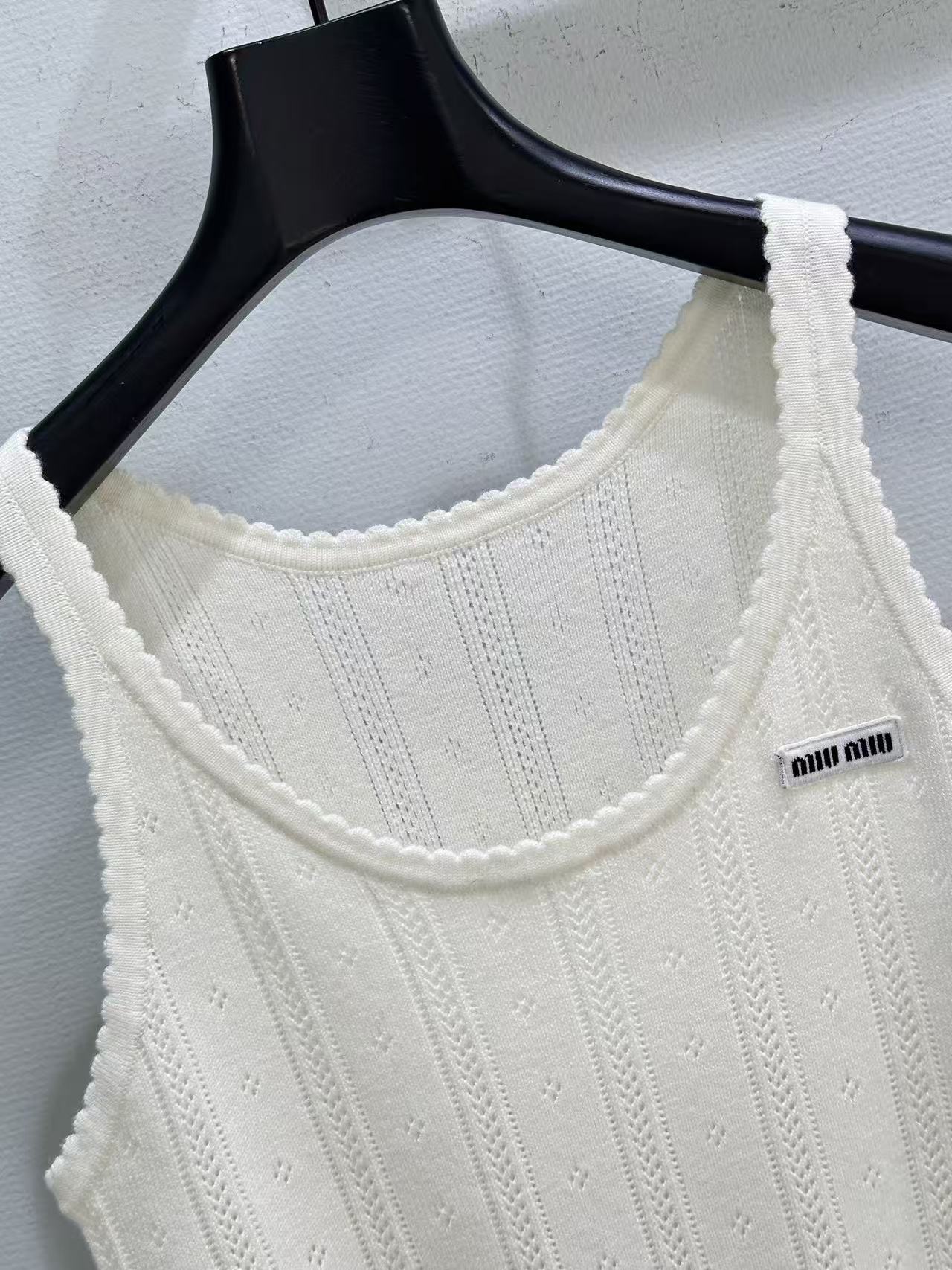 M1UM1U シンプルレターウールベスト【50％割引+送料無料】