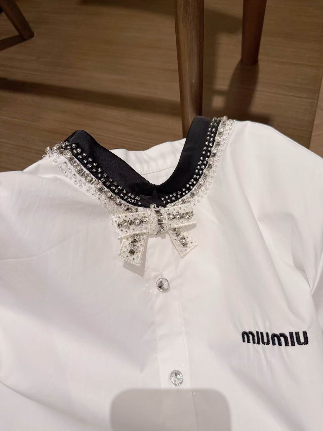 M1UM1U ボウタイ ラインストーン シャツ【50％割引+送料無料】