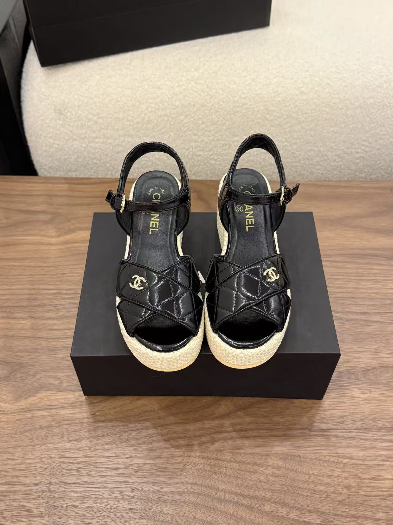 CHANE1 高品質ダブルCパテントレザー編み込みサンダル【50％割引+送料無料】