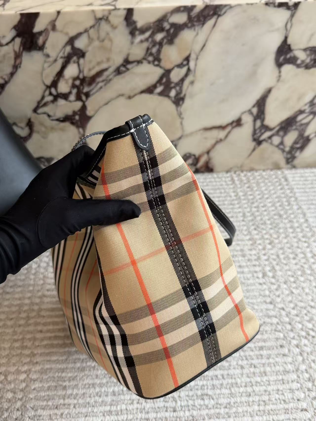 BUR8ERRYチェックトートバッグ【50％割引+送料無料】