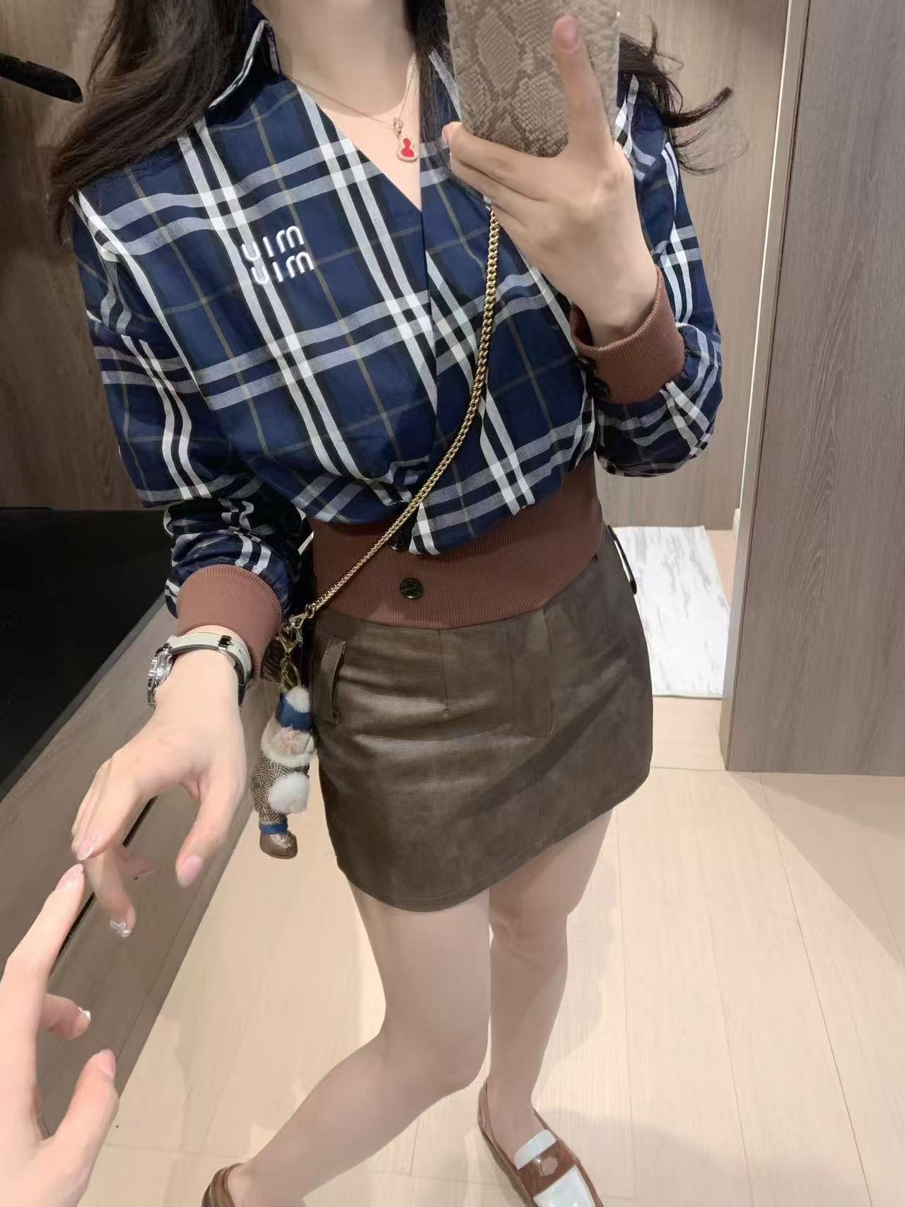 M1UM1U チェック柄Vネックシャツ【50％割引+送料無料】