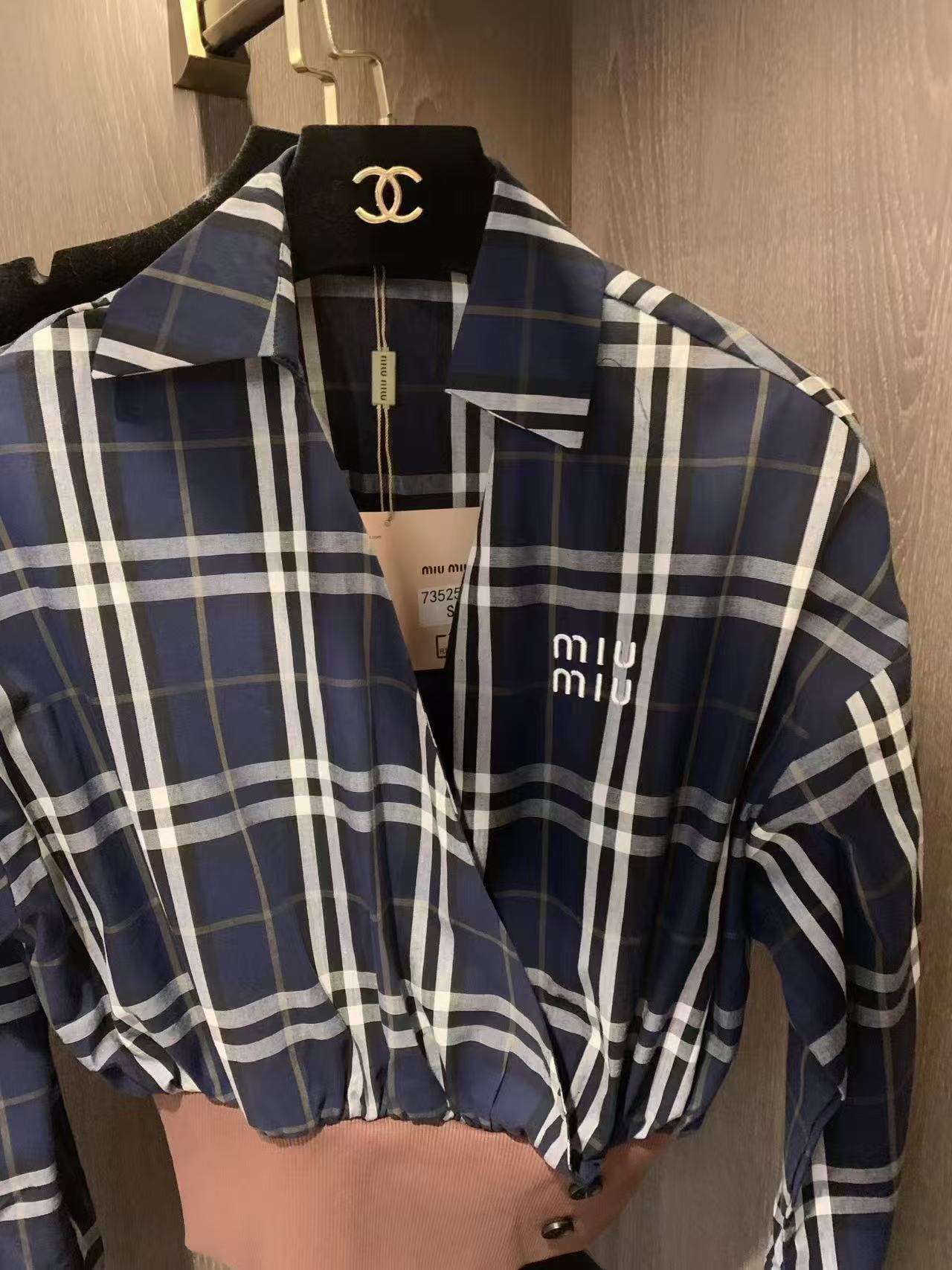 M1UM1U チェック柄Vネックシャツ【50％割引+送料無料】