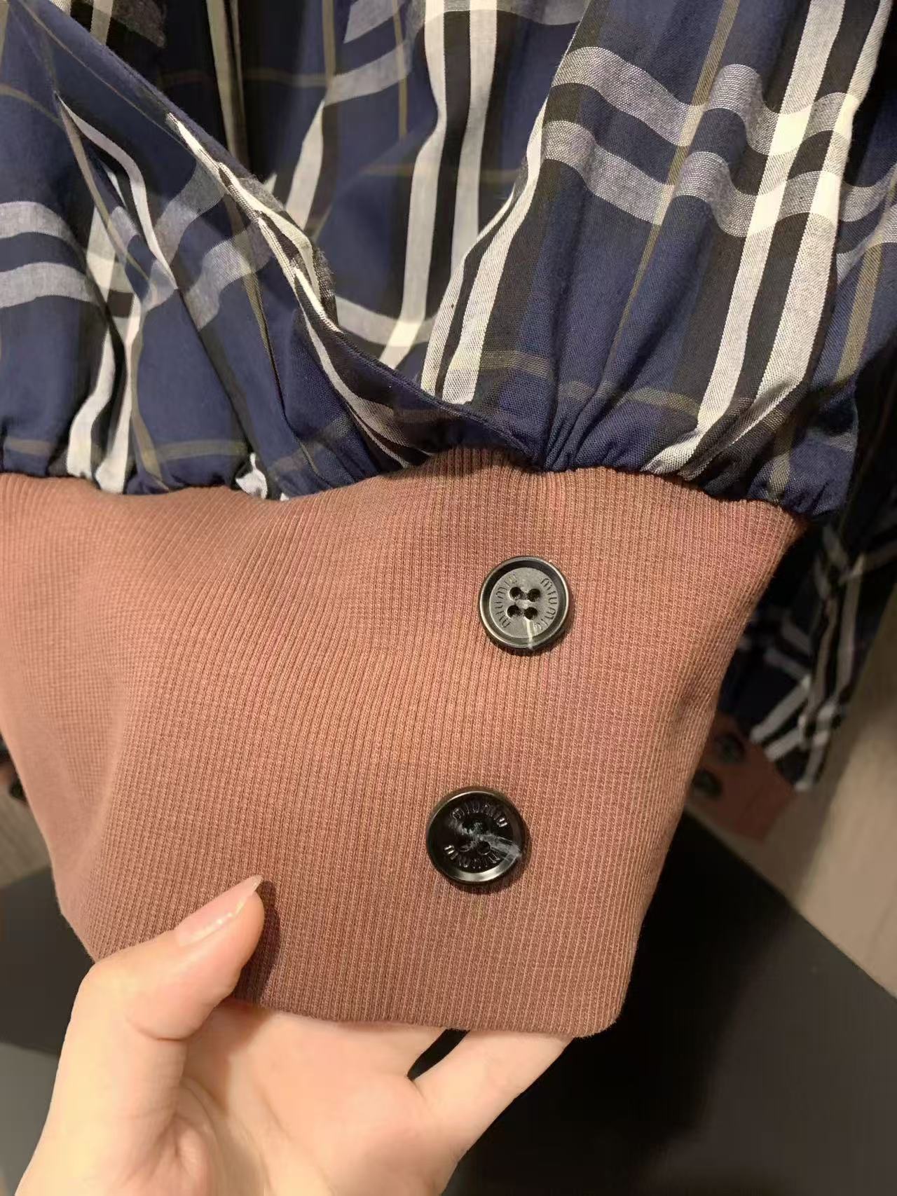 M1UM1U チェック柄Vネックシャツ【50％割引+送料無料】