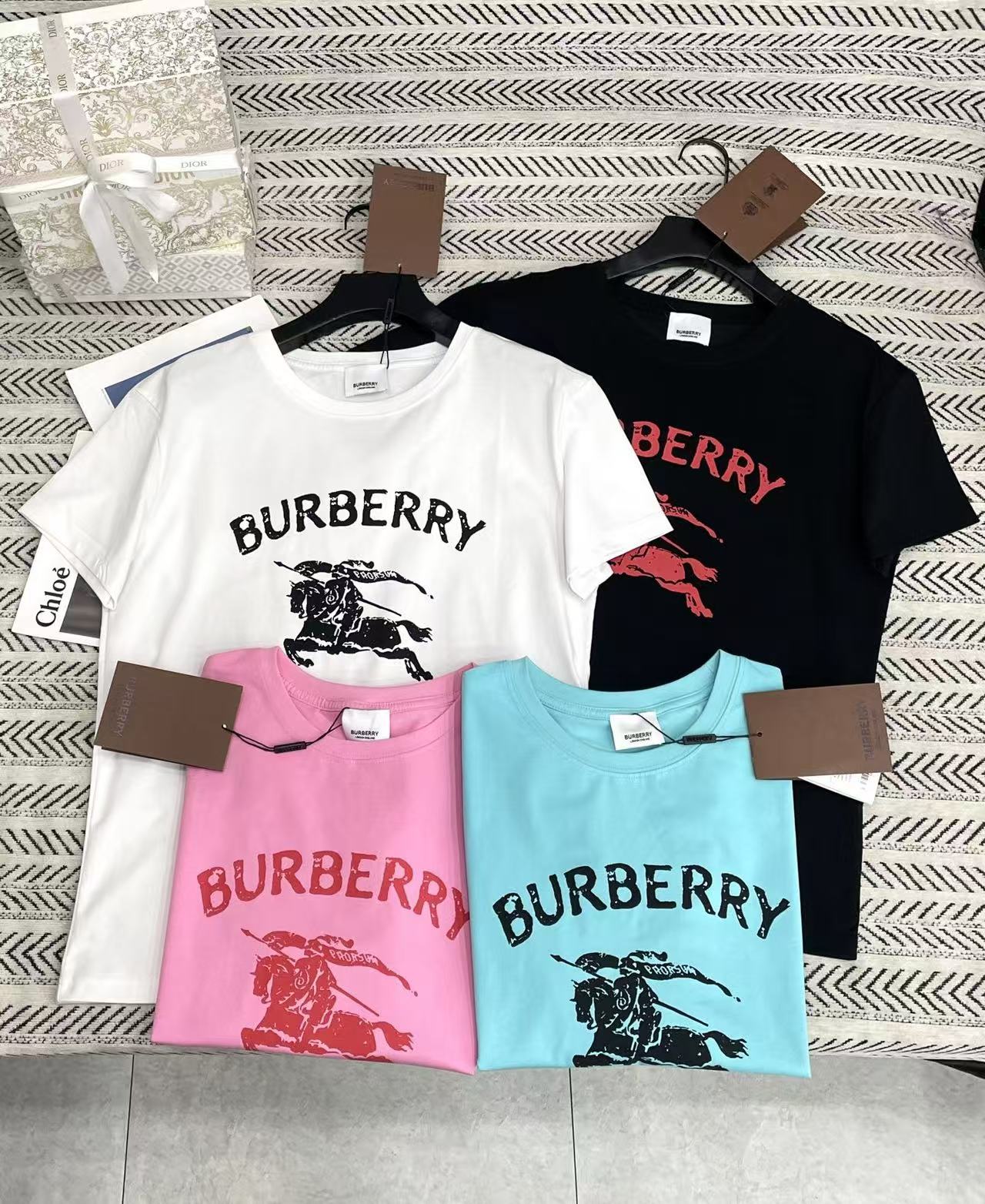 BUR8ERRY ウォーホース レターTシャツ【50％割引+送料無料】