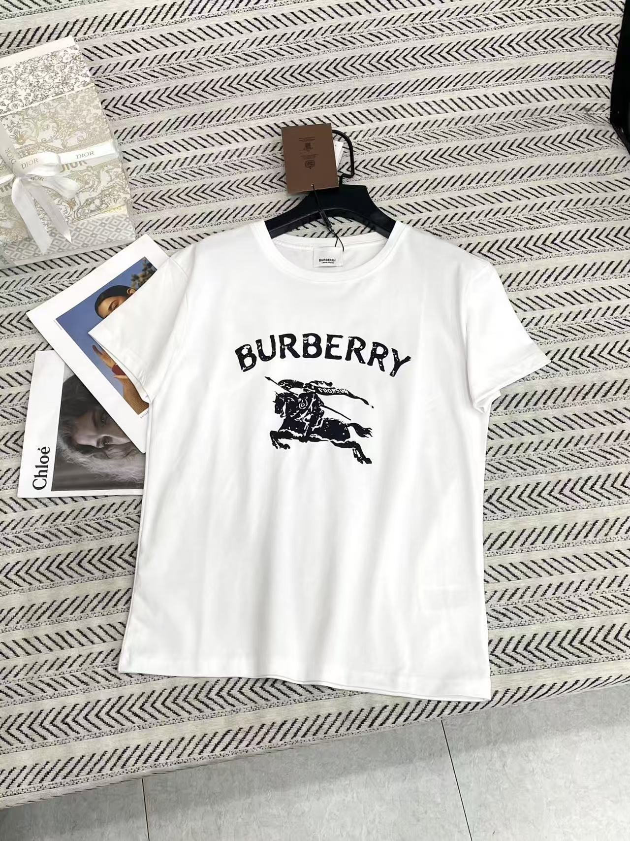 BUR8ERRY ウォーホース レターTシャツ【50％割引+送料無料】