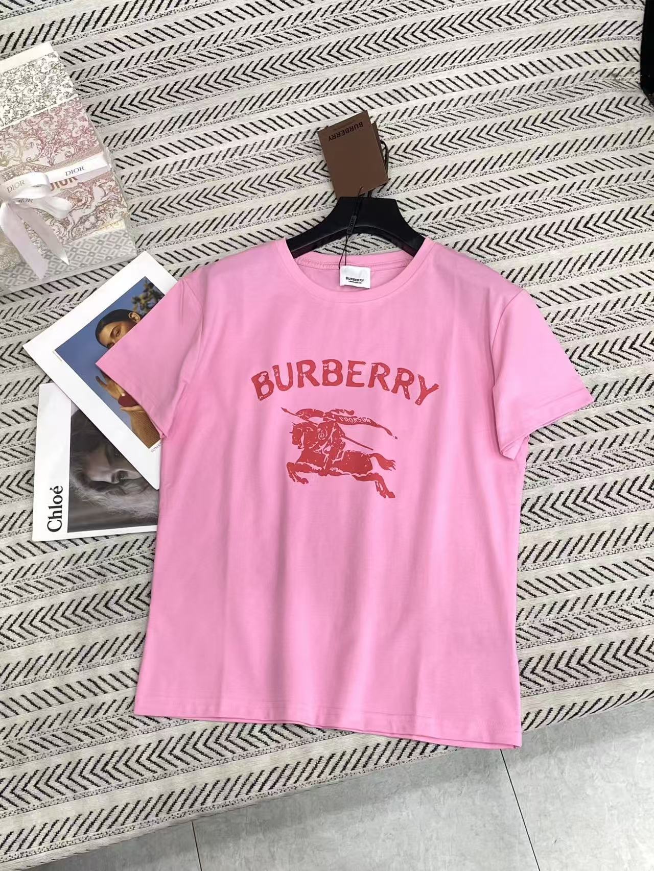 BUR8ERRY ウォーホース レターTシャツ【50％割引+送料無料】