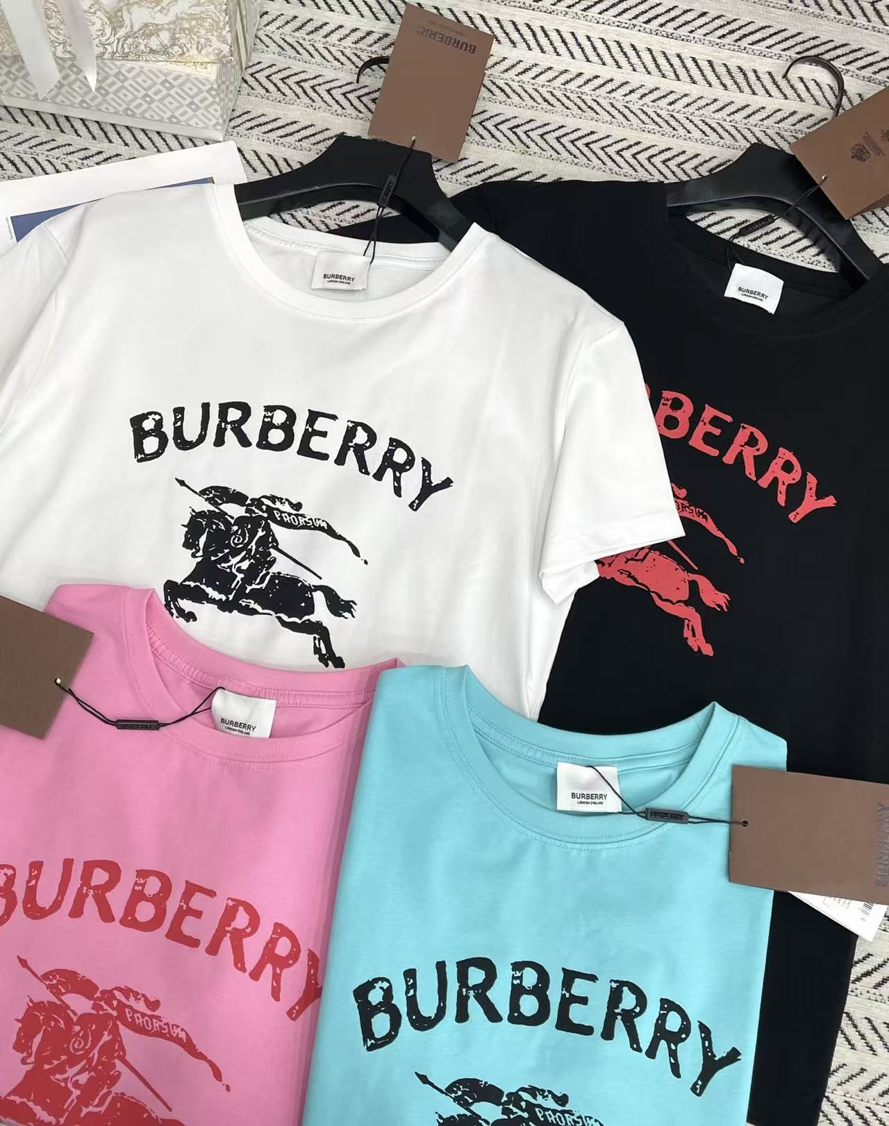 BUR8ERRY ウォーホース レターTシャツ【50％割引+送料無料】