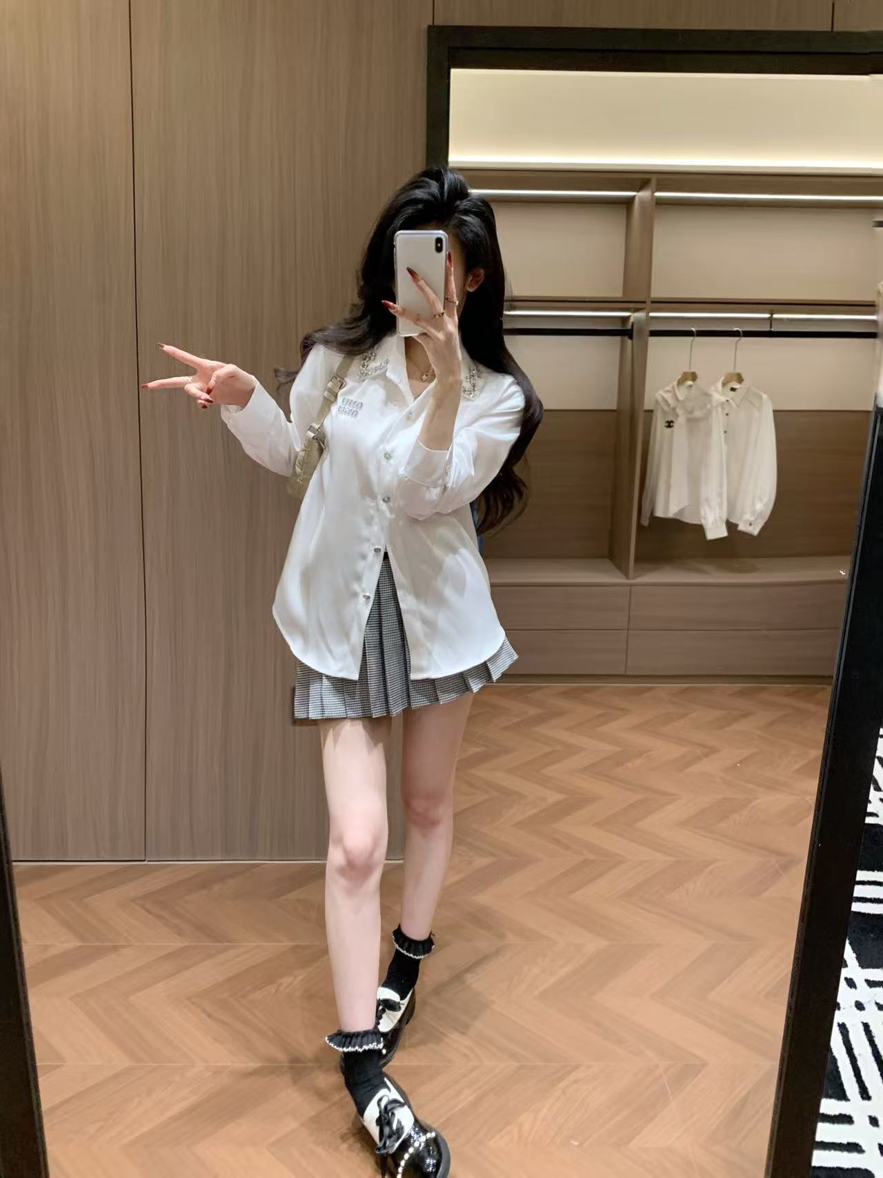 M1UM1U ラインストーンレターシャツ【50％割引+送料無料】