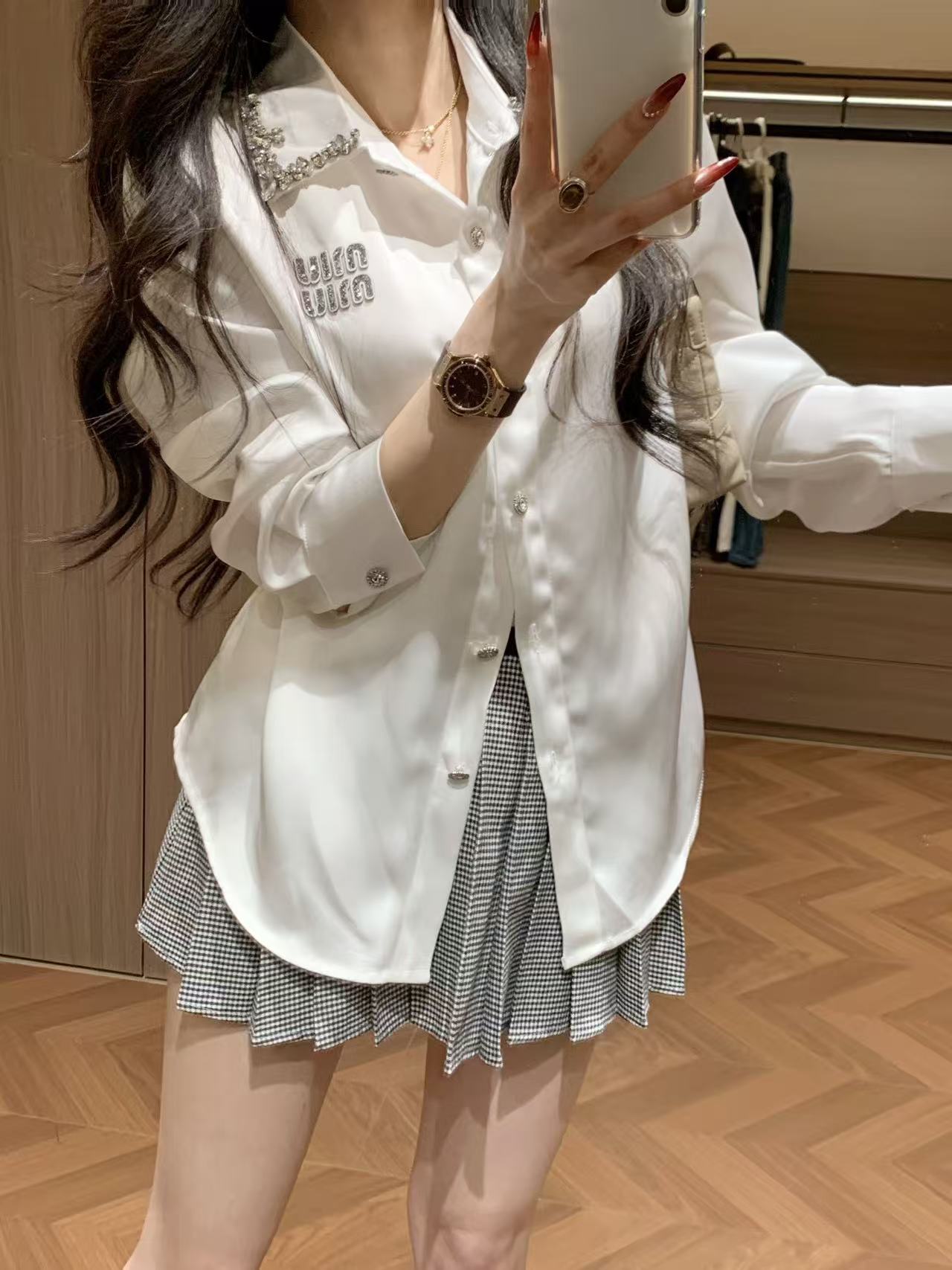 M1UM1U ラインストーンレターシャツ【50％割引+送料無料】