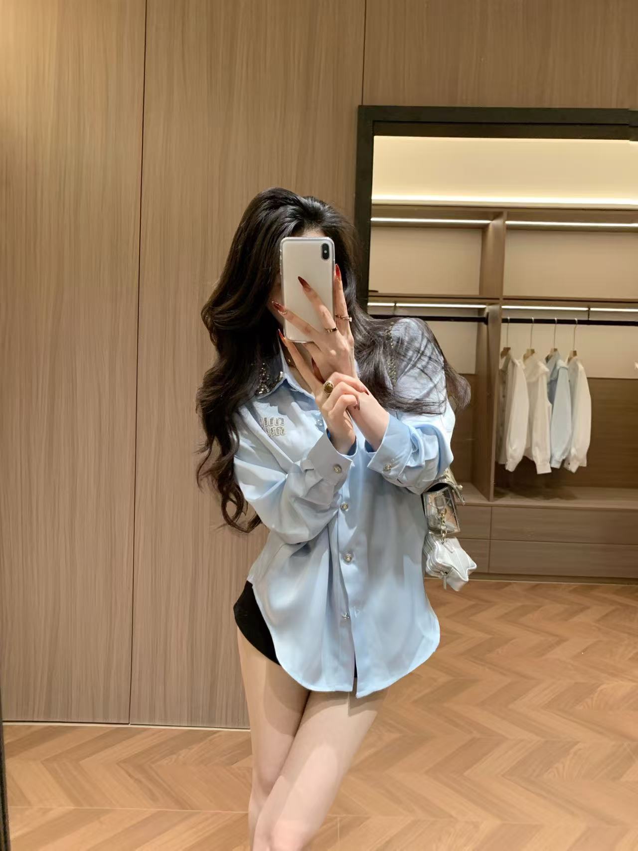 M1UM1U ラインストーンレターシャツ【50％割引+送料無料】