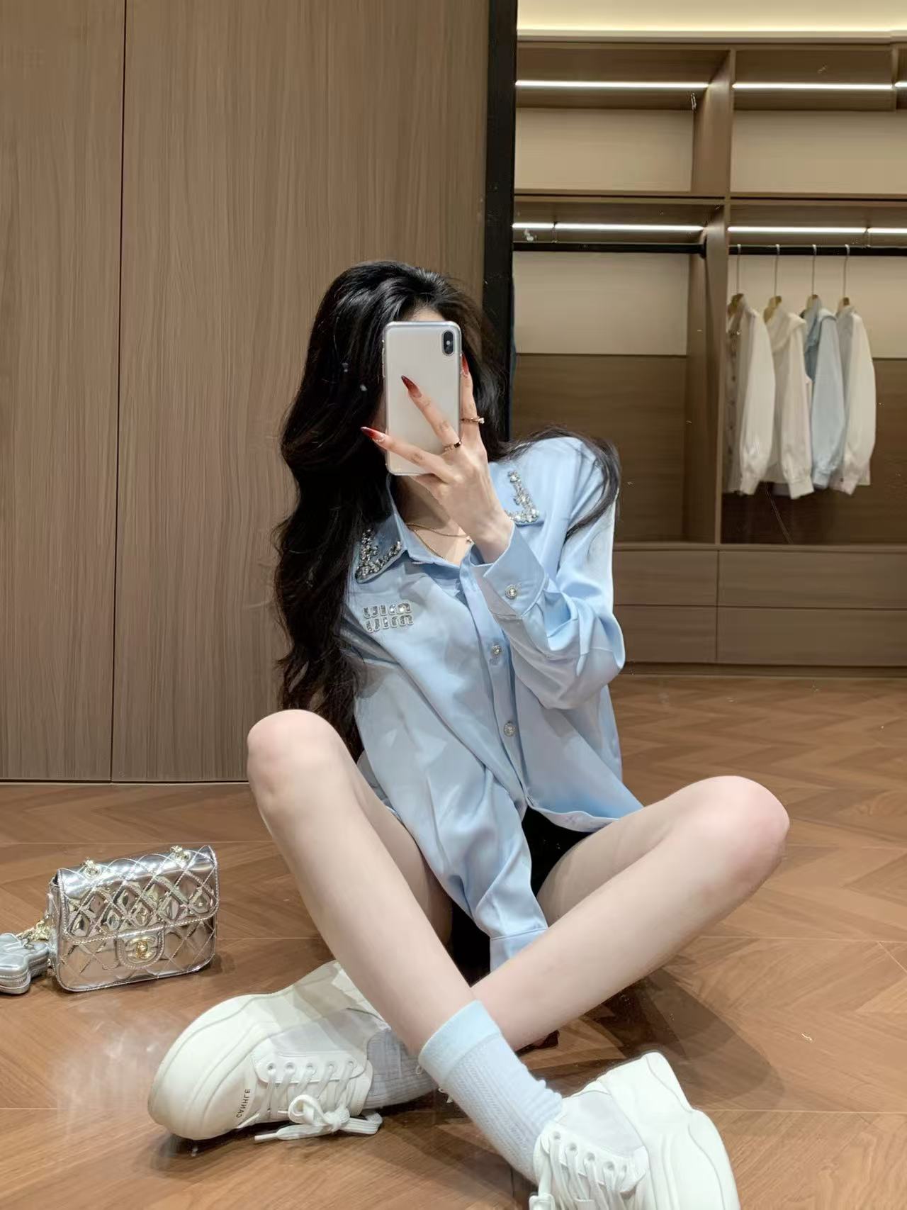 M1UM1U ラインストーンレターシャツ【50％割引+送料無料】