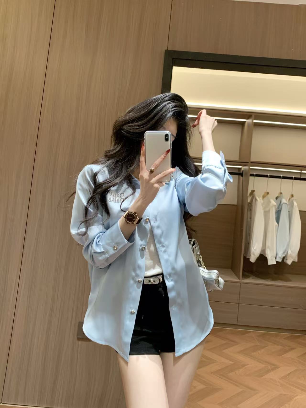 M1UM1U ラインストーンレターシャツ【50％割引+送料無料】