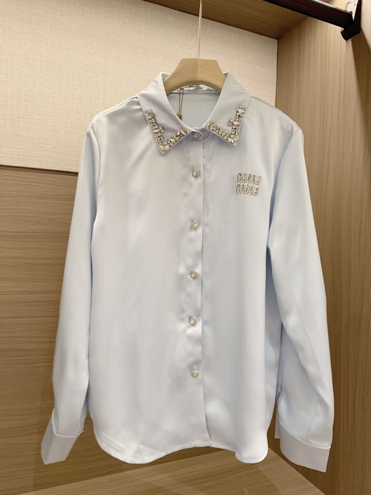 M1UM1U ラインストーンレターシャツ【50％割引+送料無料】