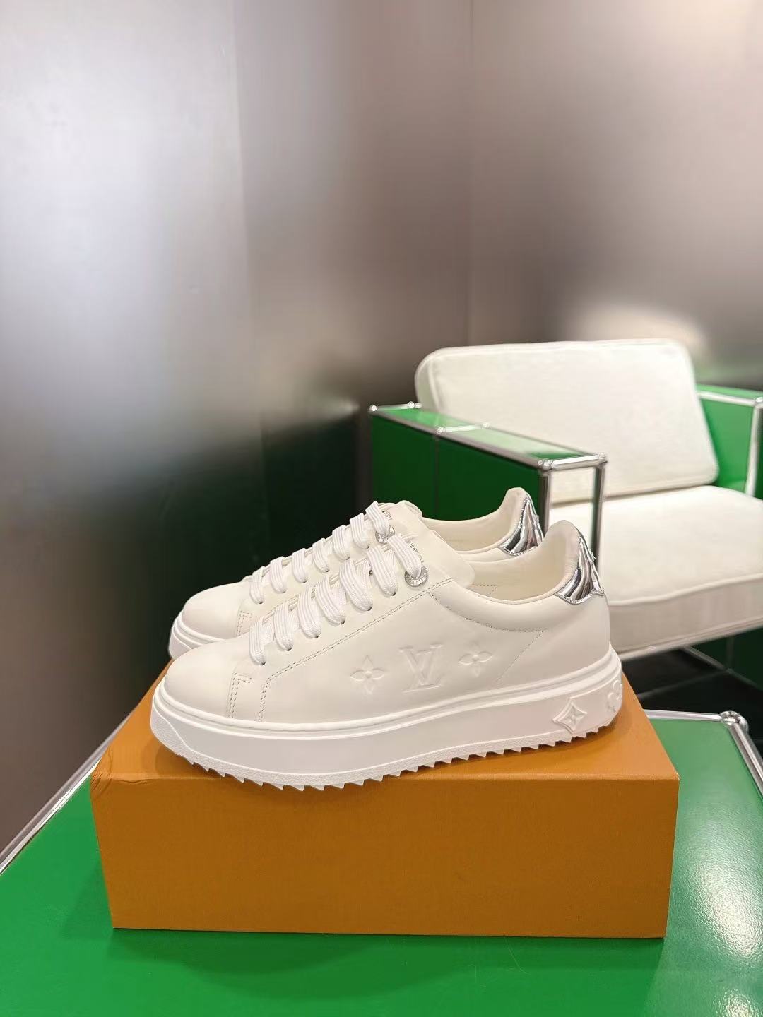 LV高級レザー四つ葉のクローバーカジュアルシューズ【50％割引+送料無料】