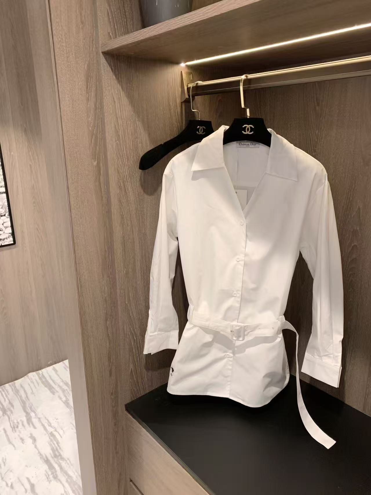 DIORのタイフロントVネックシャツ【50％割引+送料無料】