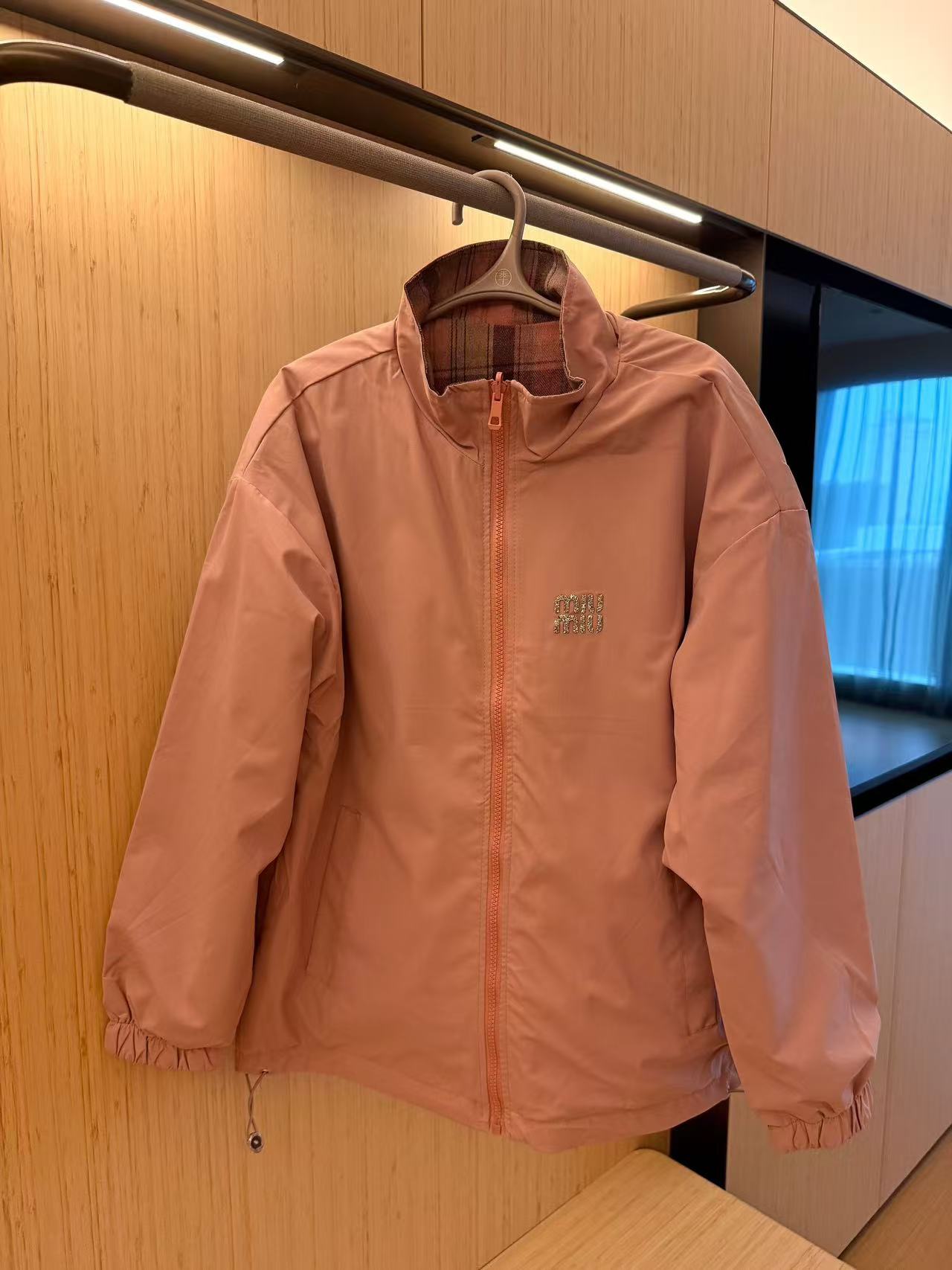 M1UM1U ラインストーンレタリングリバーシブルジャケット【50％割引+送料無料】