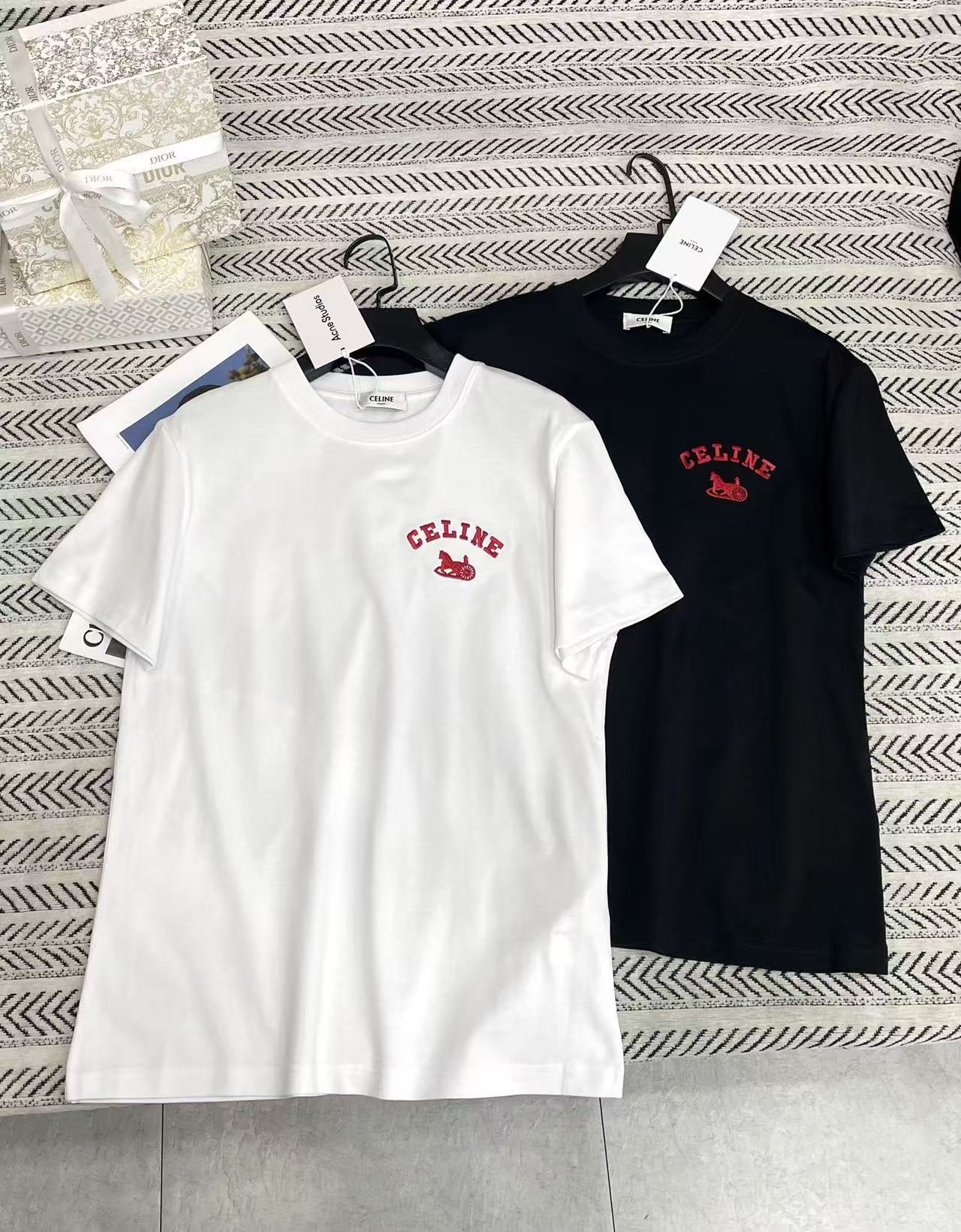 CEL1NE 刺繍文字 凱旋門と馬車 Tシャツ【50％割引+送料無料】