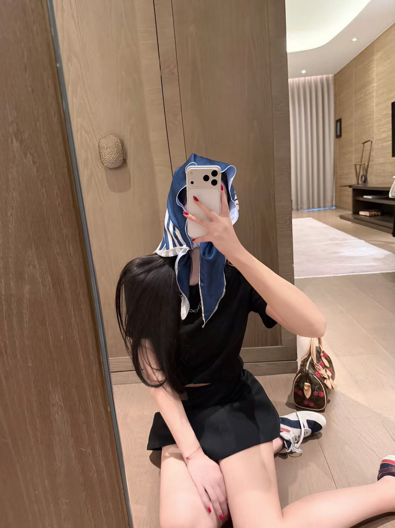 LVスカーフ、Tシャツ、スカートのツーピースセット【50％割引+送料無料】