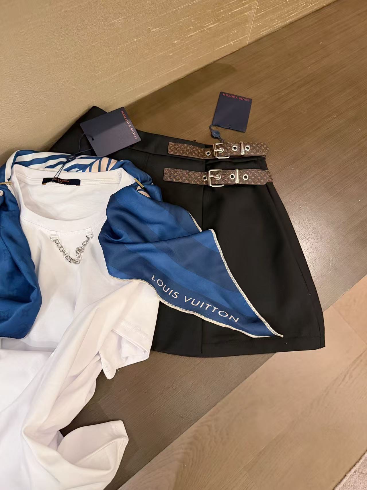 LVスカーフ、Tシャツ、スカートのツーピースセット【50％割引+送料無料】