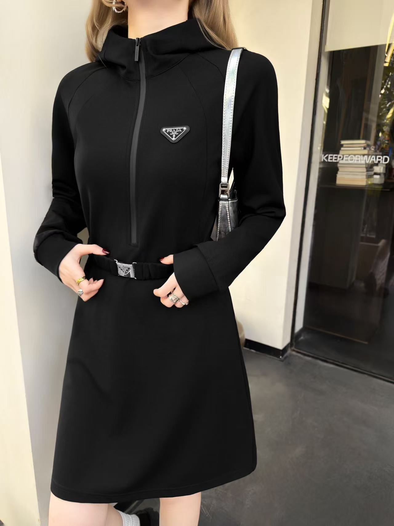 PR4DA 高品質トライアングルロゴフード付きドレス【50％割引+送料無料】
