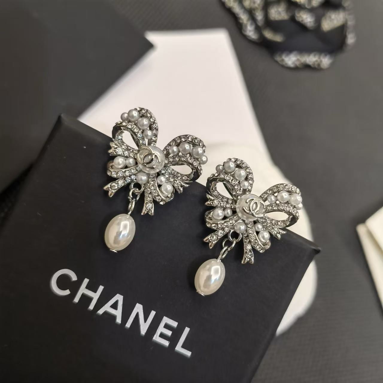 CHANE1 ダブルC ボウ パール スタッド イヤリング【50％割引+送料無料】