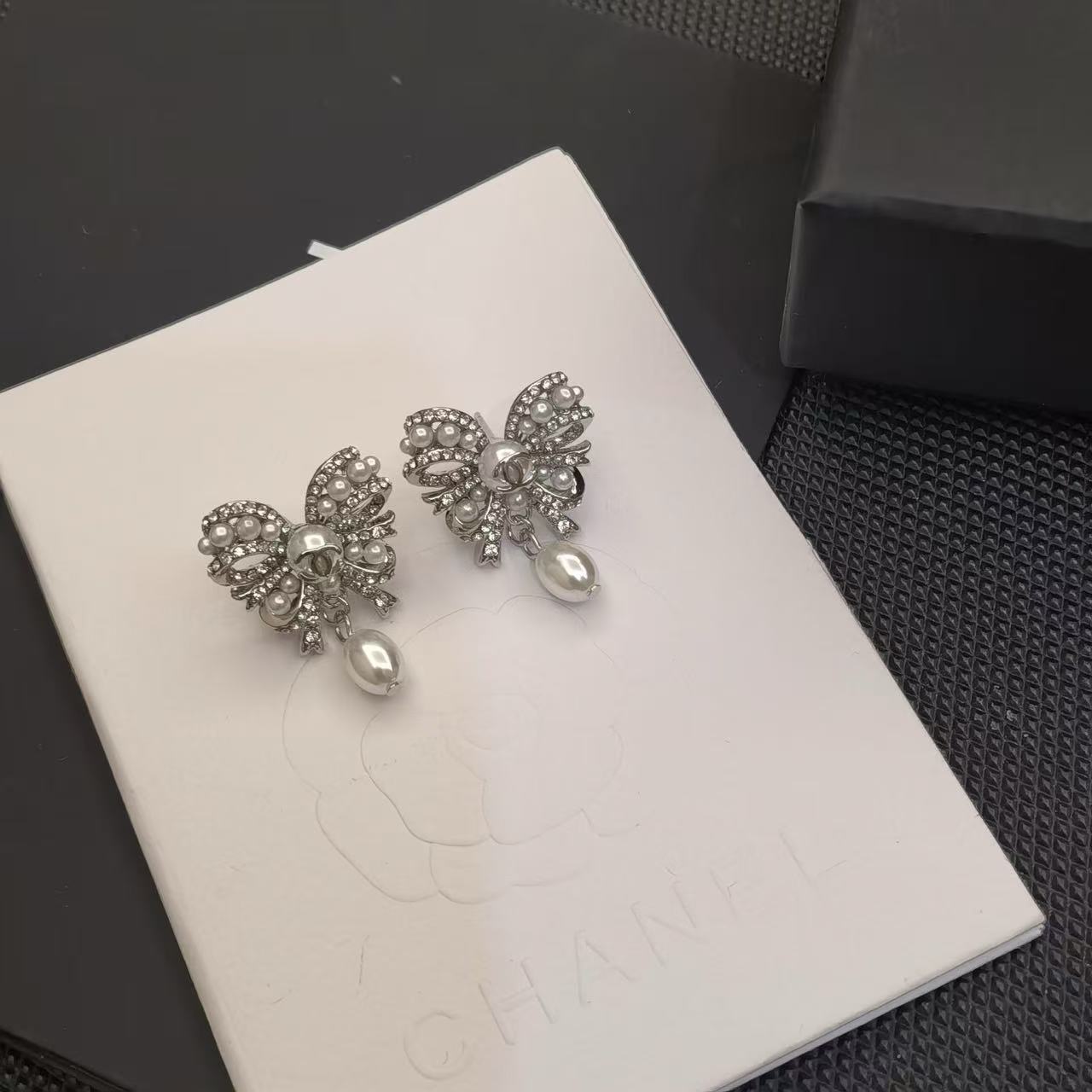 CHANE1 ダブルC ボウ パール スタッド イヤリング【50％割引+送料無料】
