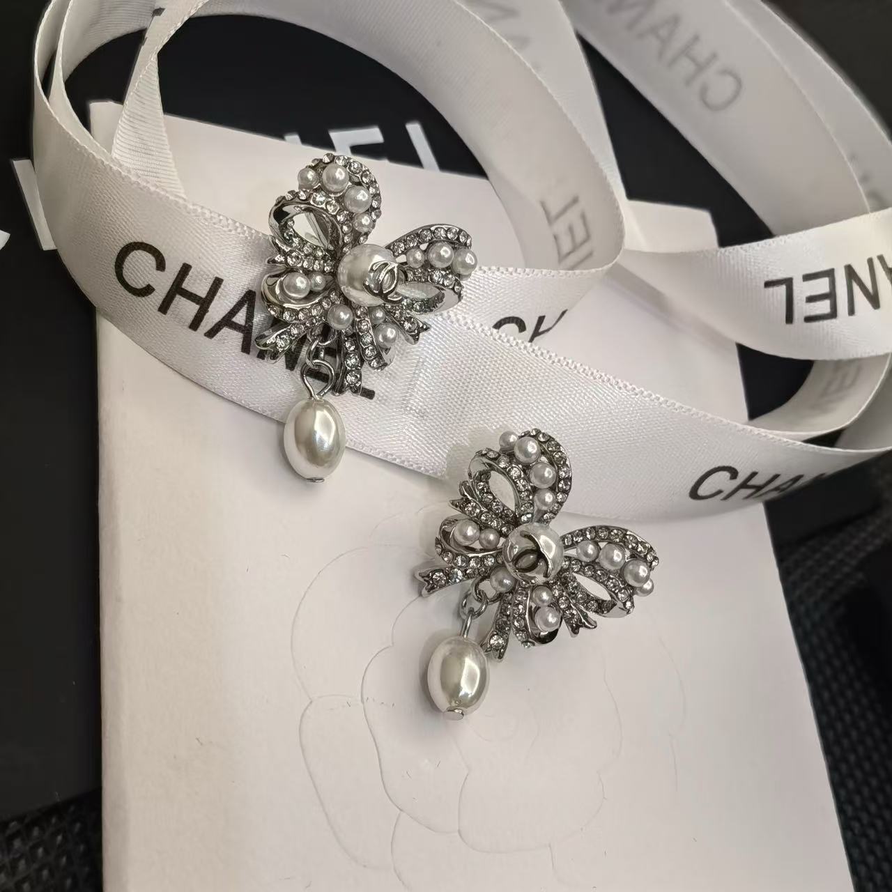 CHANE1 ダブルC ボウ パール スタッド イヤリング【50％割引+送料無料】