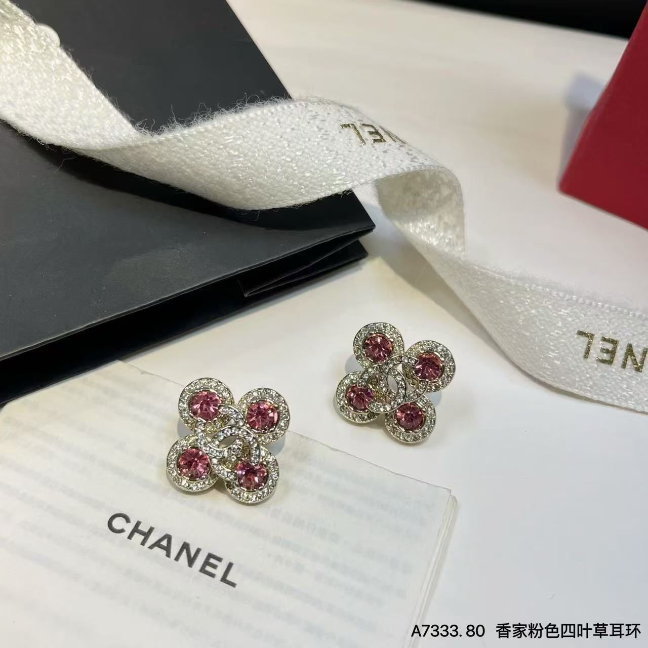 CHANE1 ダブルC ピンク 四つ葉のクローバー イヤリング【50％割引+送料無料】