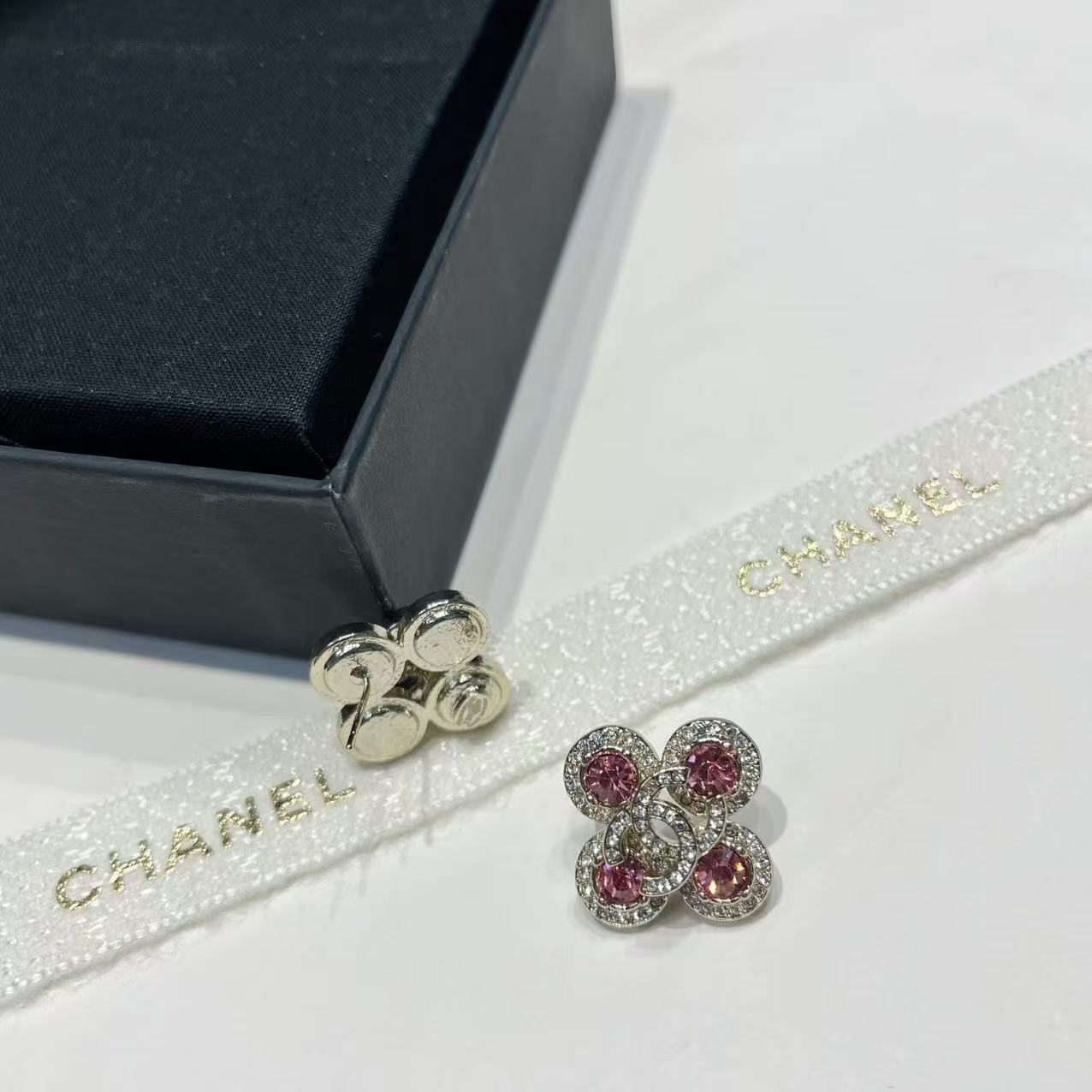 CHANE1 ダブルC ピンク 四つ葉のクローバー イヤリング【50％割引+送料無料】