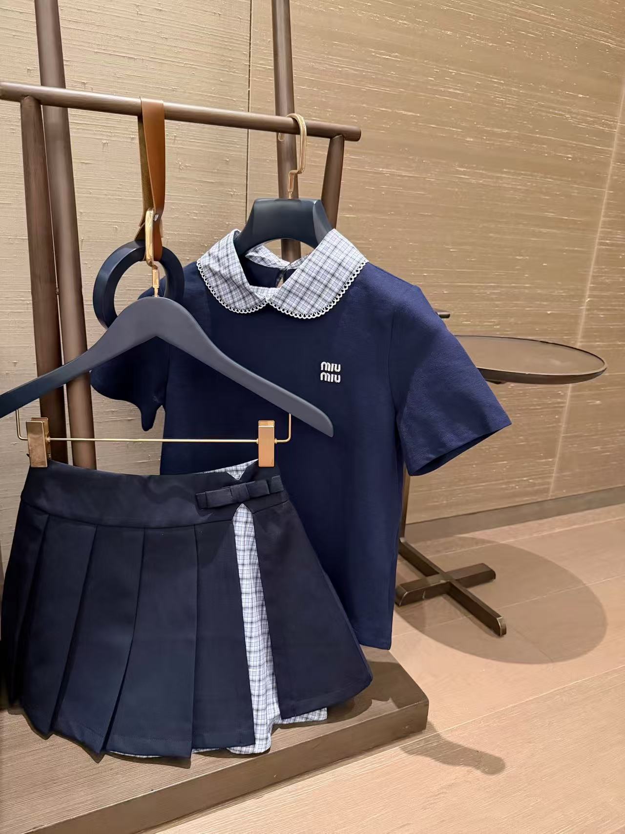 M1UM1U 刺繍レタートップ+スカート ツーピースセット【50％割引+送料無料】