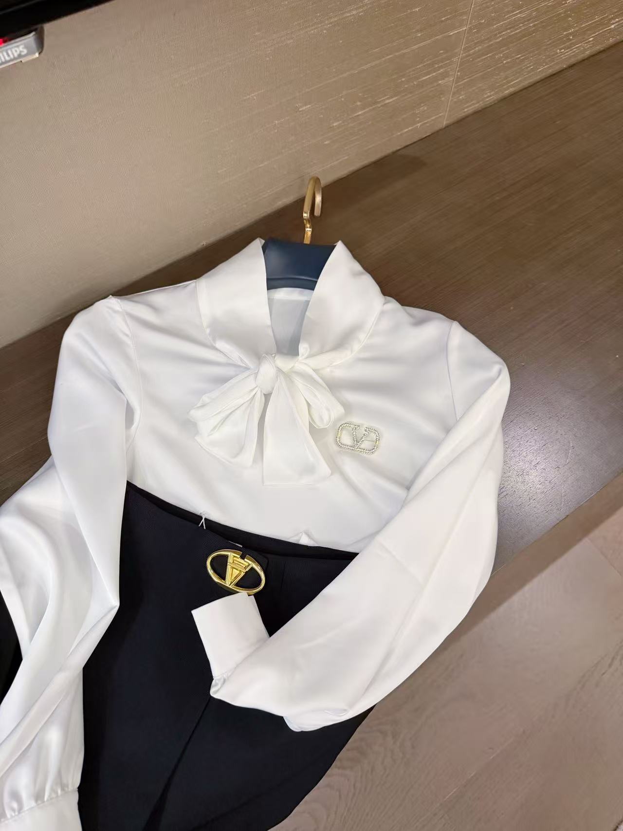 VALENT1NO シルクサテンシャツ＋ショーツ ツーピースセット【50％割引+送料無料】