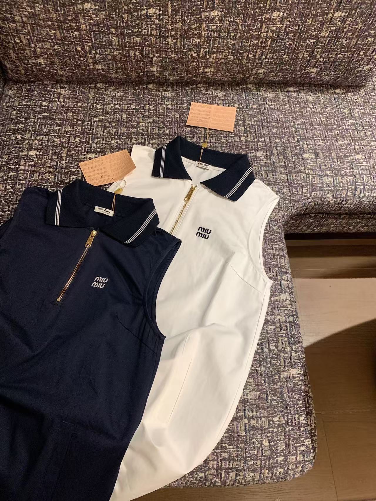 M1UM1U レター ノースリーブ ドレス【50％割引+送料無料】