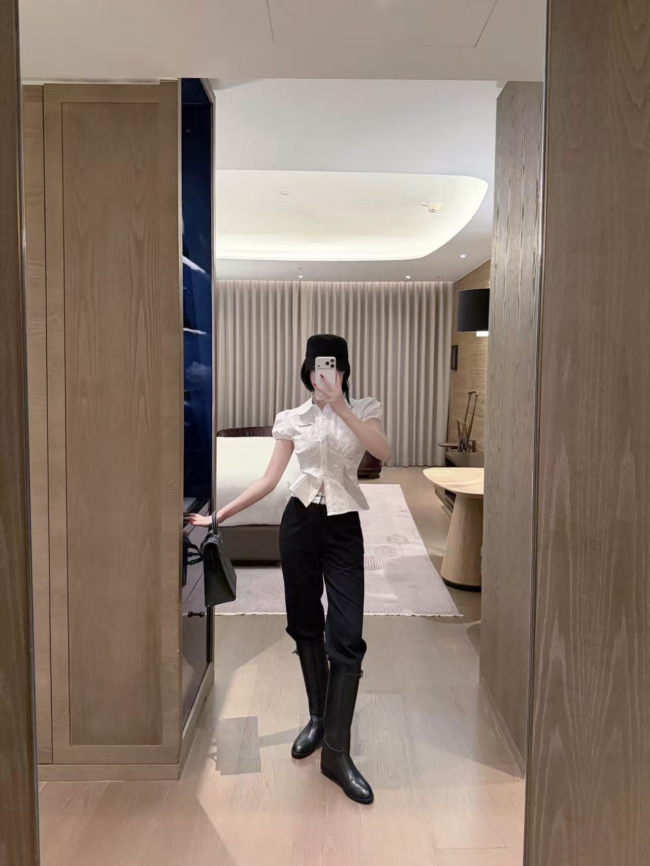 M1UM1U ラインストーン パフスリーブ ブラウス【50％割引+送料無料】