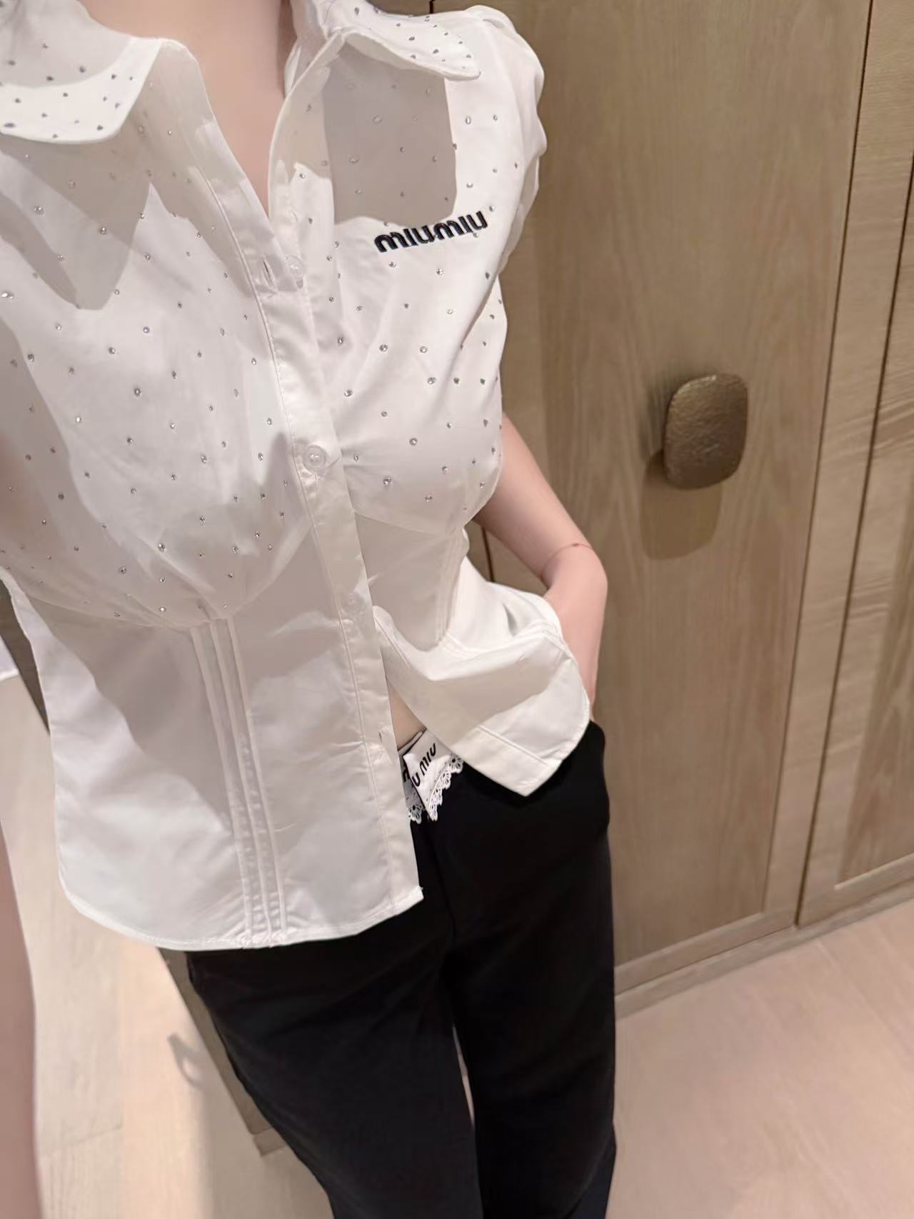 M1UM1U ラインストーン パフスリーブ ブラウス【50％割引+送料無料】