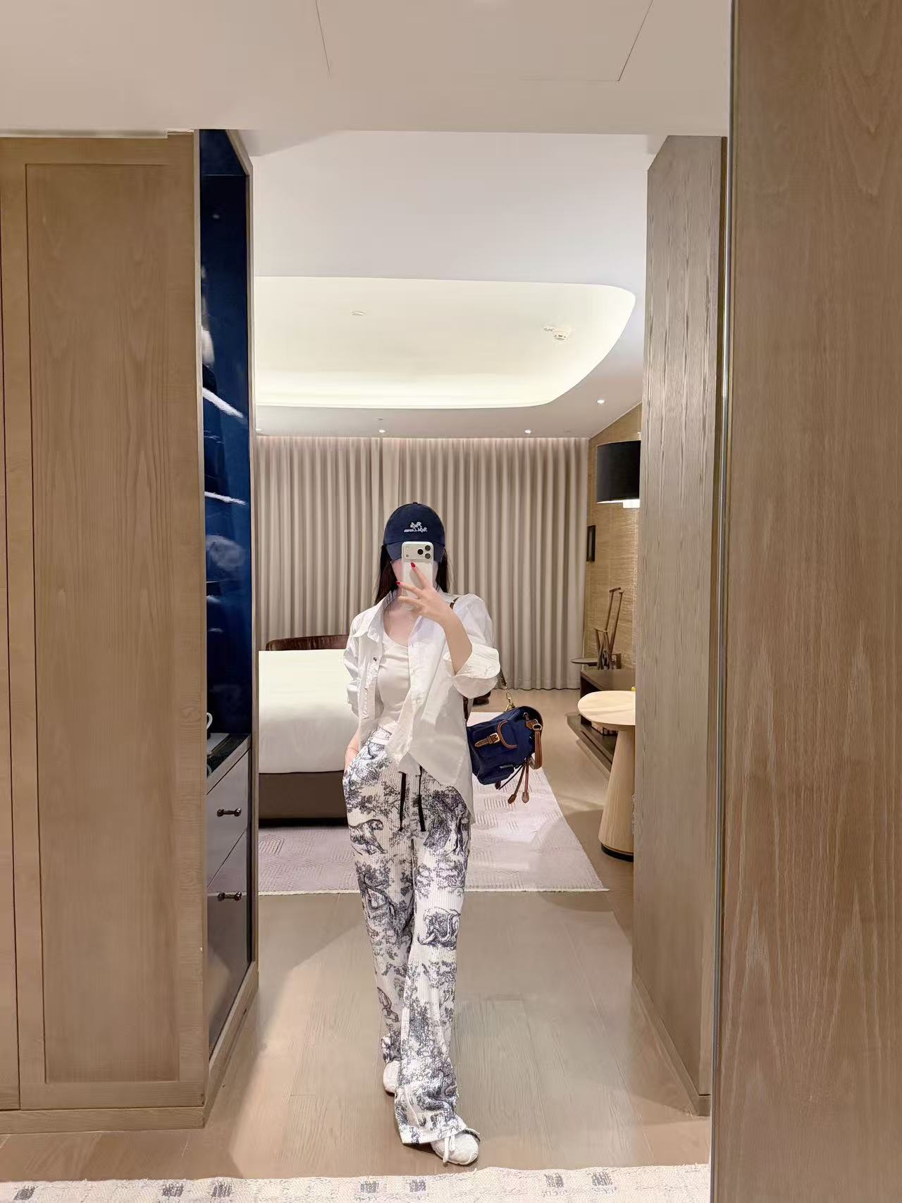 BUR8ERRY ウォーホース レターシャツ【50％割引+送料無料】