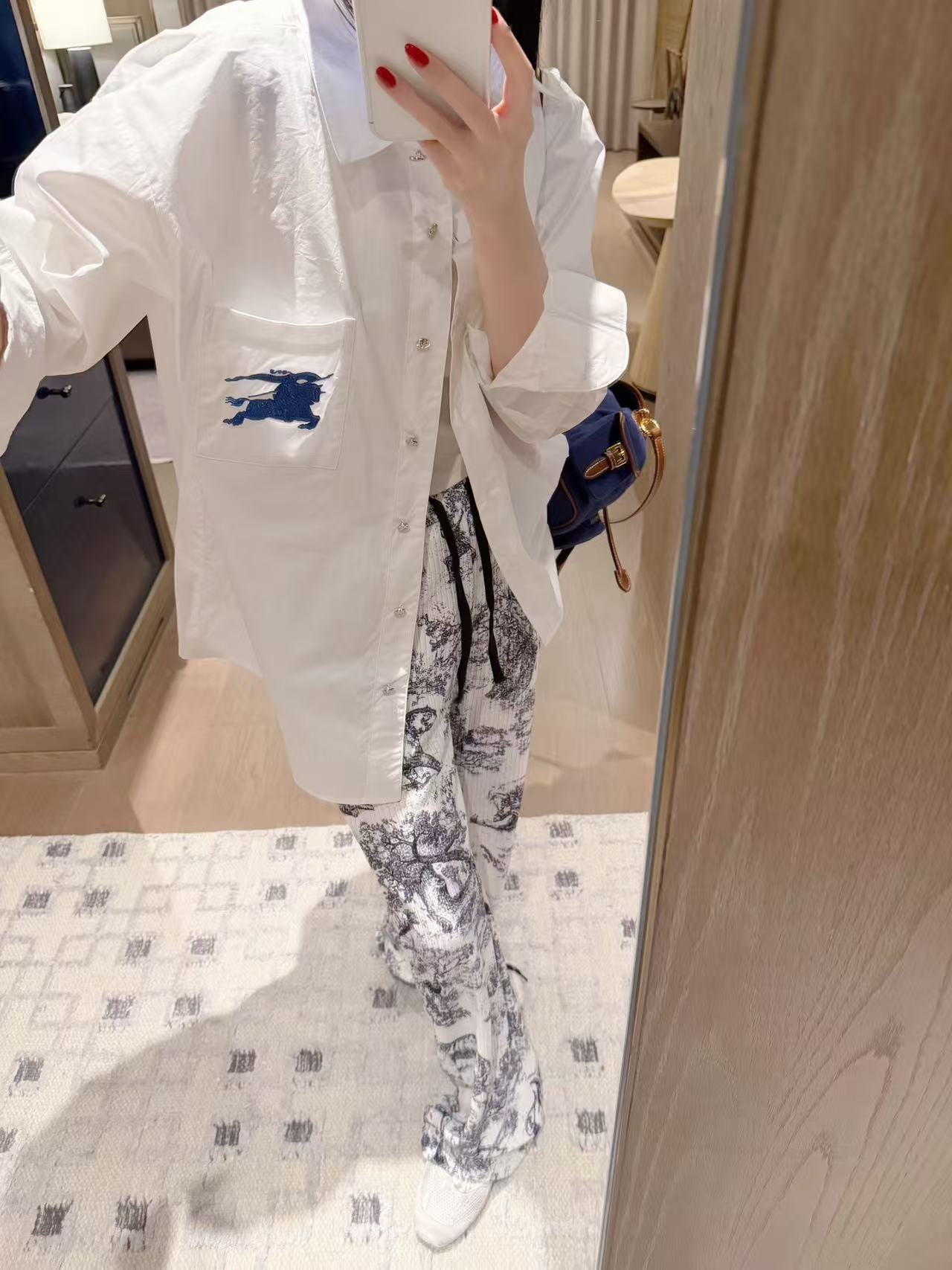 BUR8ERRY ウォーホース レターシャツ【50％割引+送料無料】