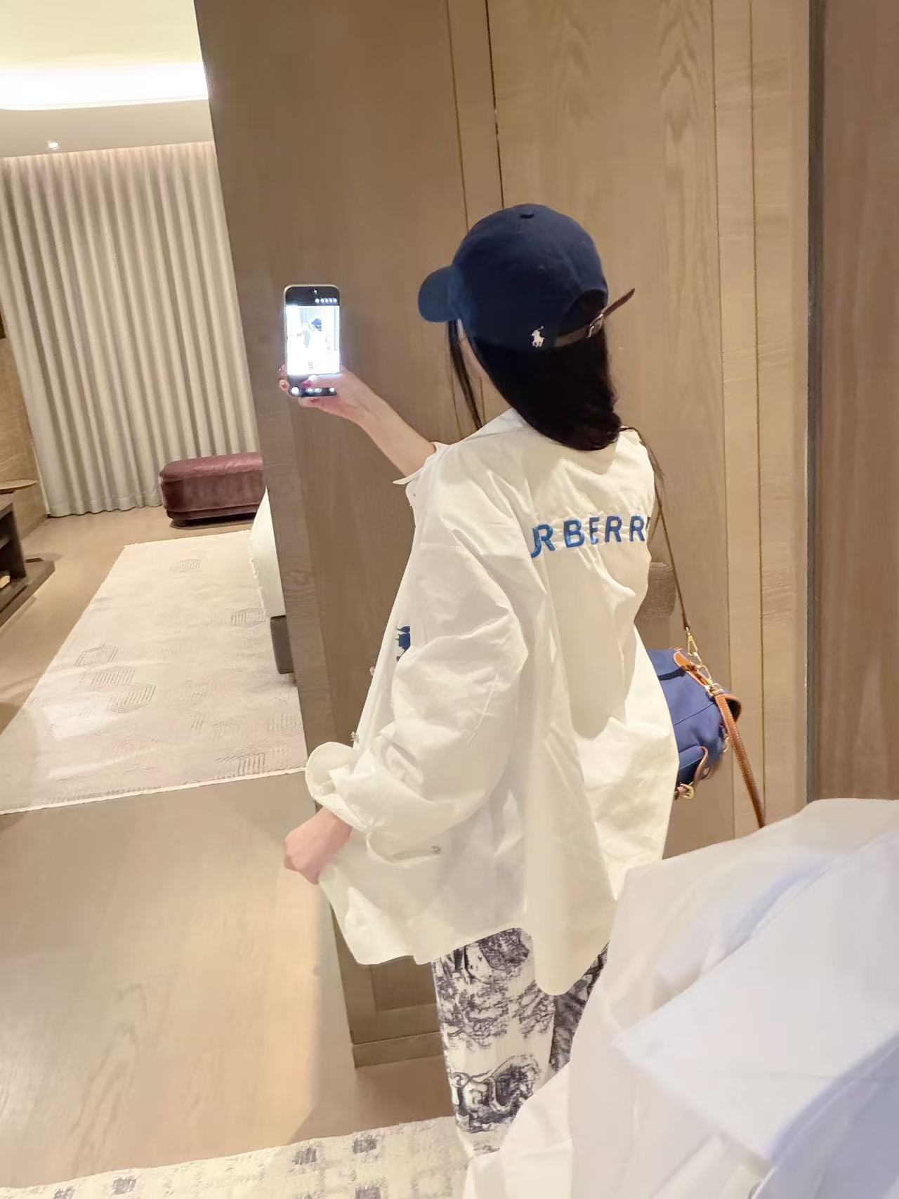 BUR8ERRY ウォーホース レターシャツ【50％割引+送料無料】