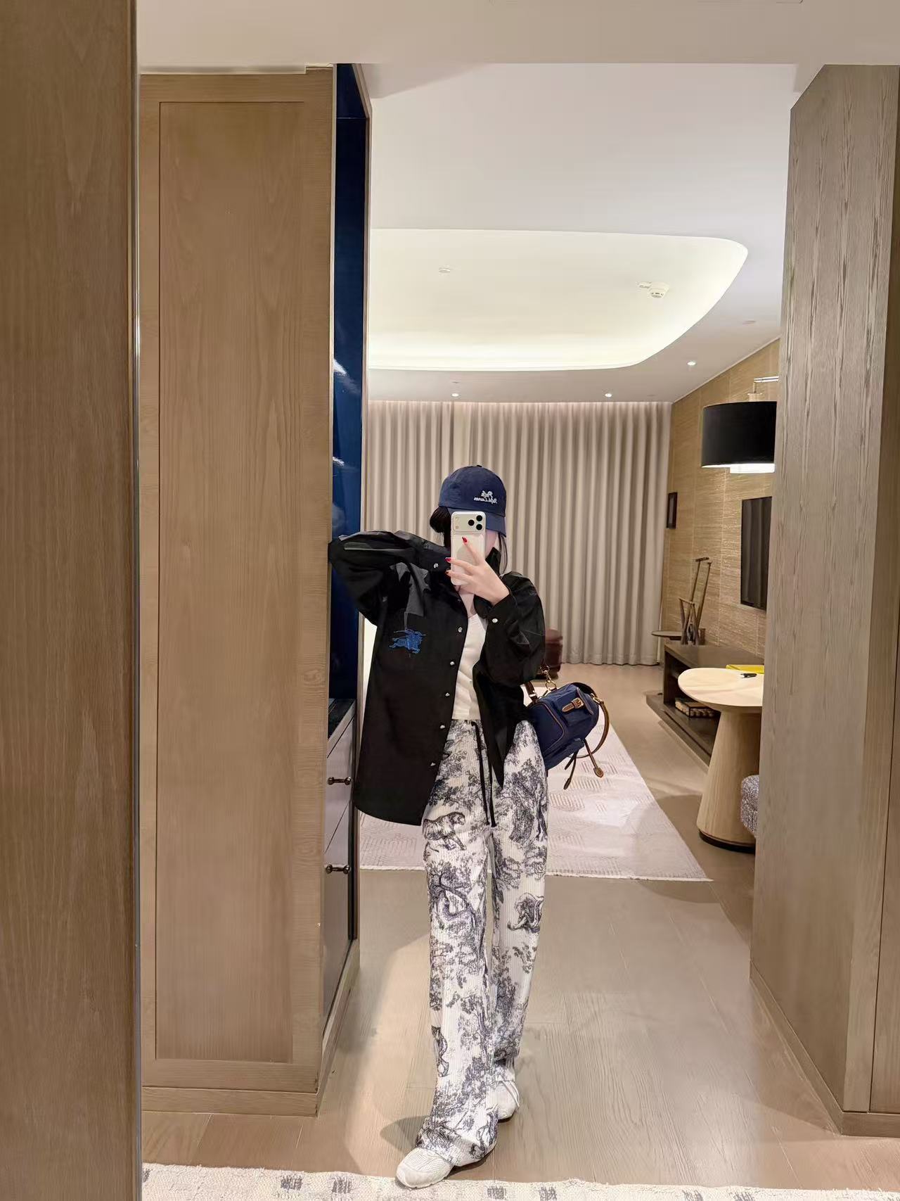 BUR8ERRY ウォーホース レターシャツ【50％割引+送料無料】