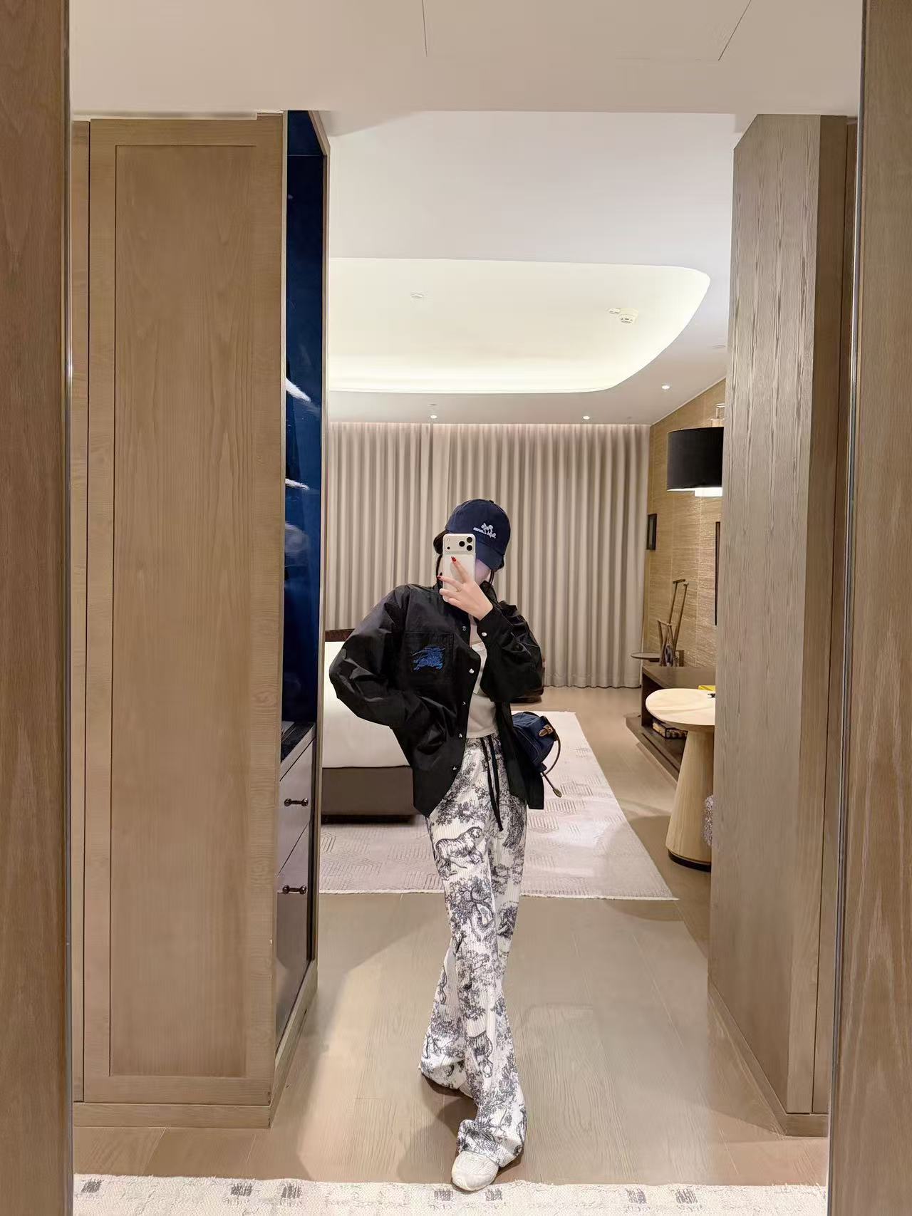 BUR8ERRY ウォーホース レターシャツ【50％割引+送料無料】