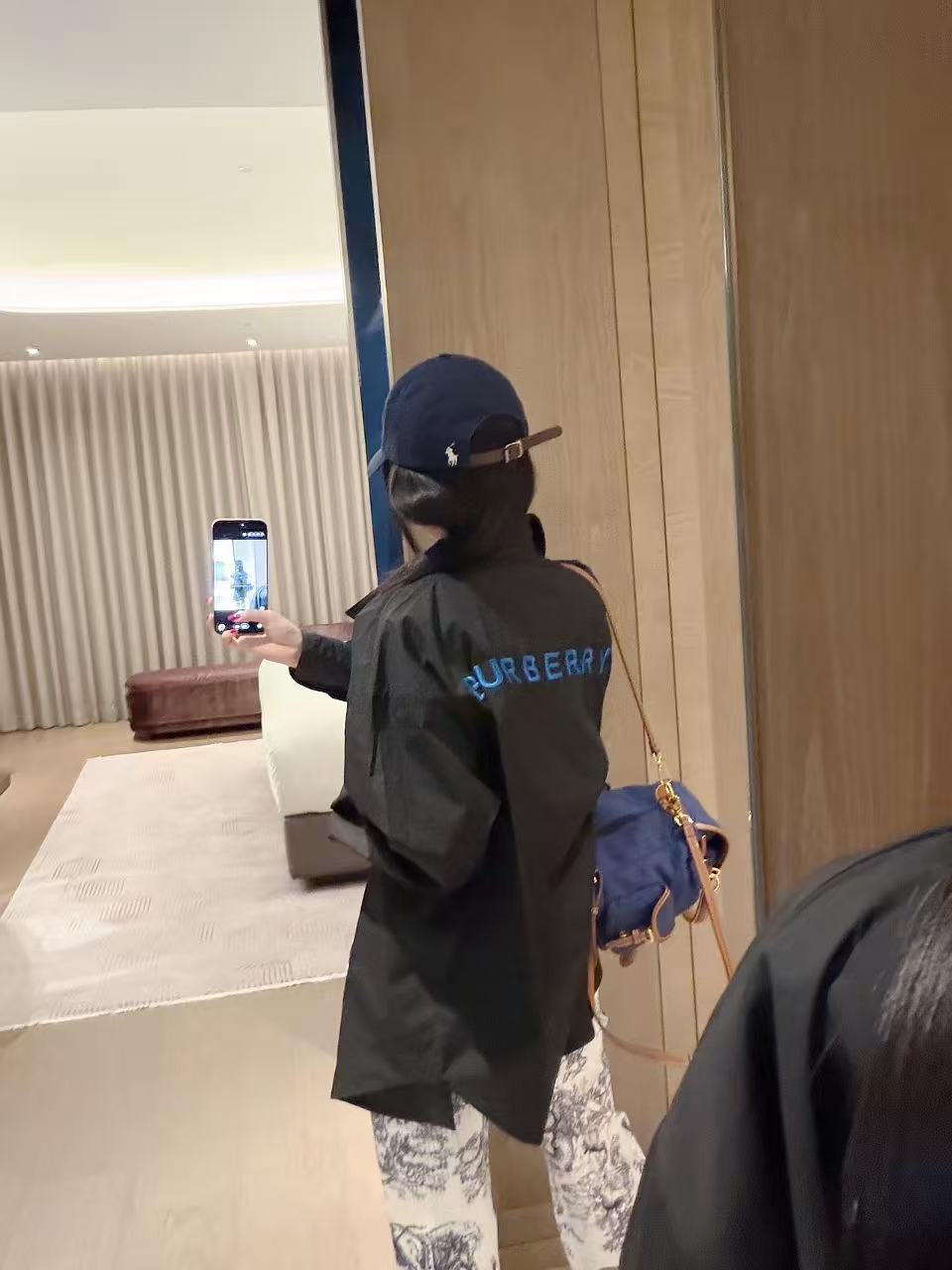 BUR8ERRY ウォーホース レターシャツ【50％割引+送料無料】