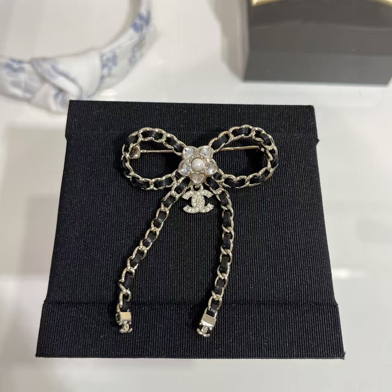 CHANE1 ダブルC ボウブローチ【50％割引+送料無料】