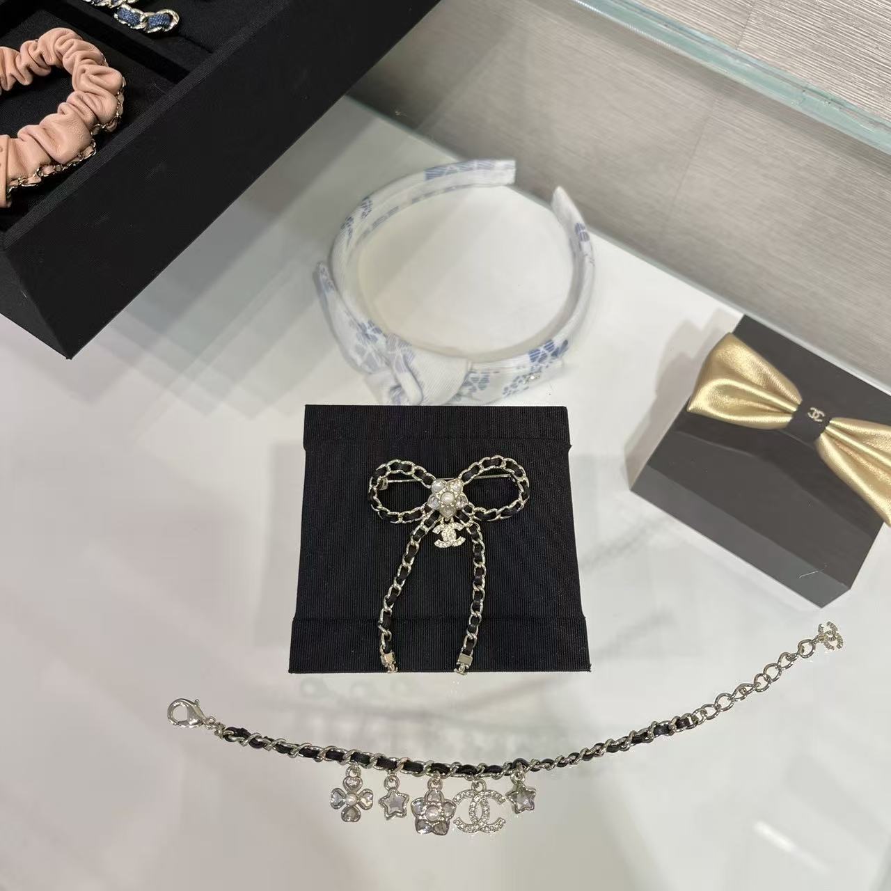 CHANE1 ダブルC ボウブローチ【50％割引+送料無料】