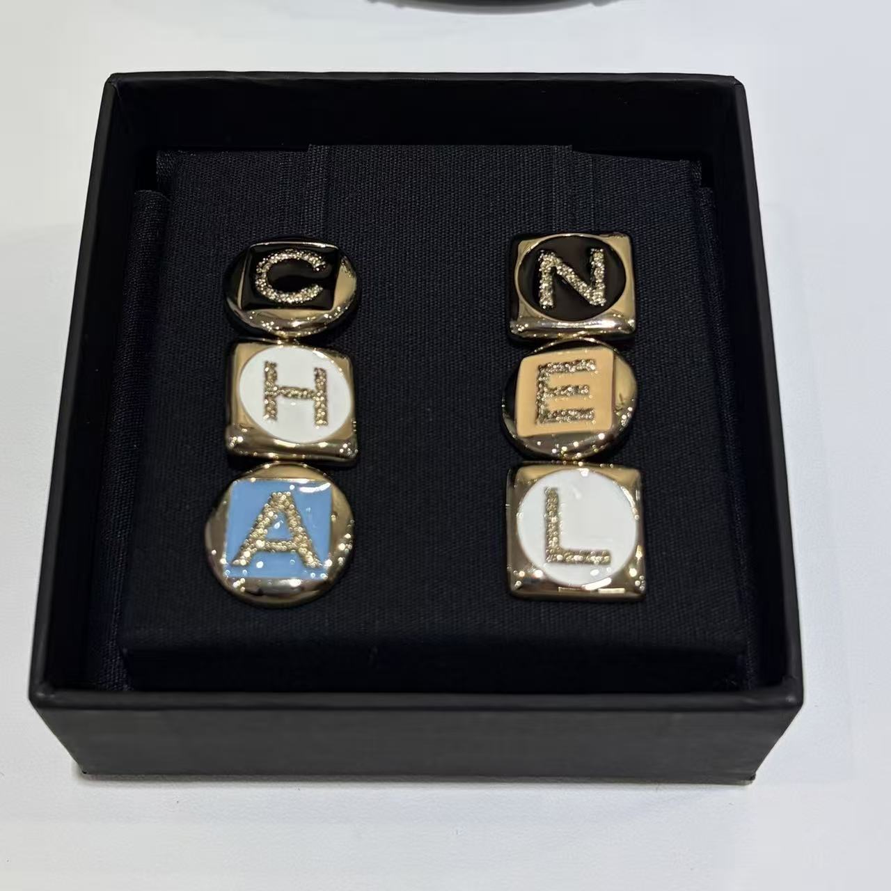 CHANE1 カラフルレタースタッドピアス【50％割引+送料無料】