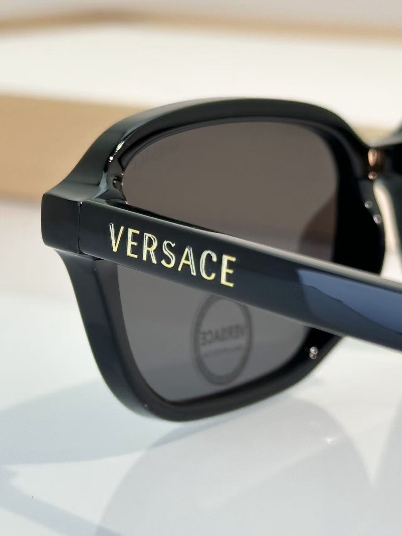 Versaceミニマリストサングラス【50％割引+送料無料】