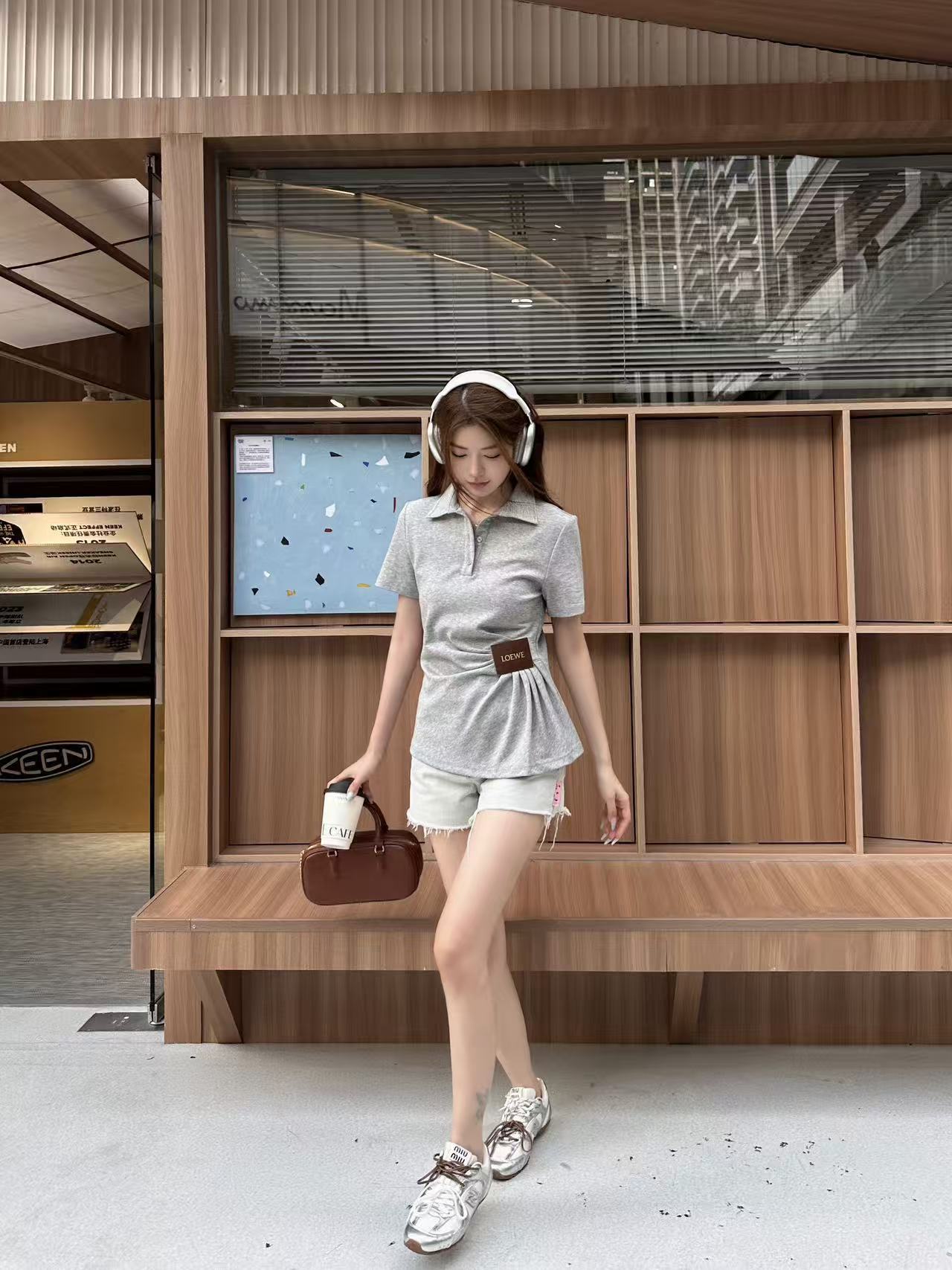 L0WEW プリーツボタンアップレタートップ【50％割引+送料無料】