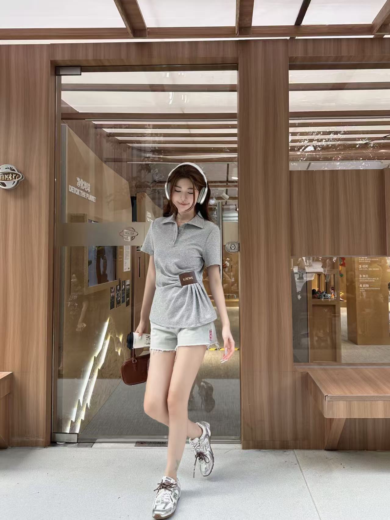 L0WEW プリーツボタンアップレタートップ【50％割引+送料無料】