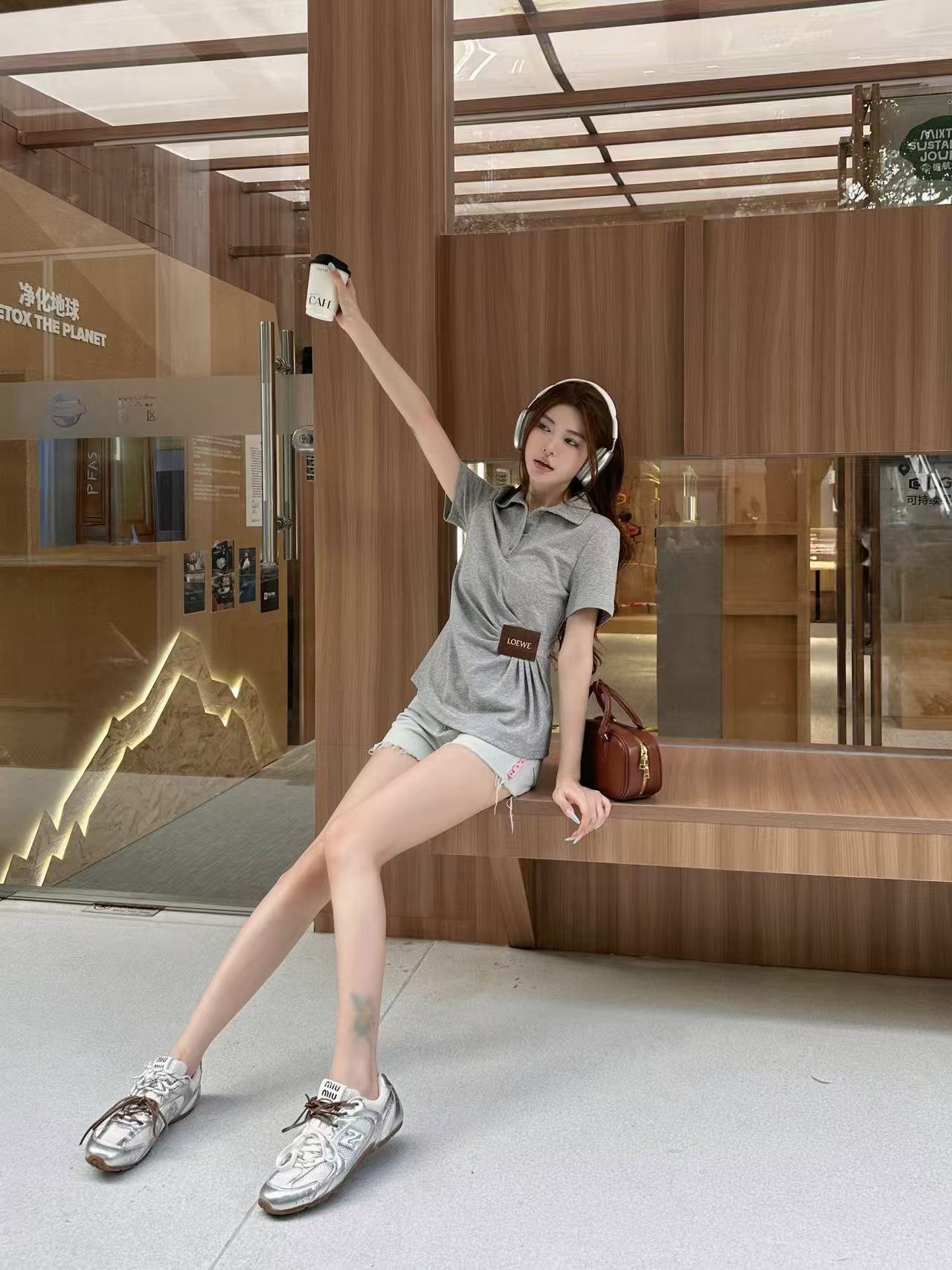 L0WEW プリーツボタンアップレタートップ【50％割引+送料無料】