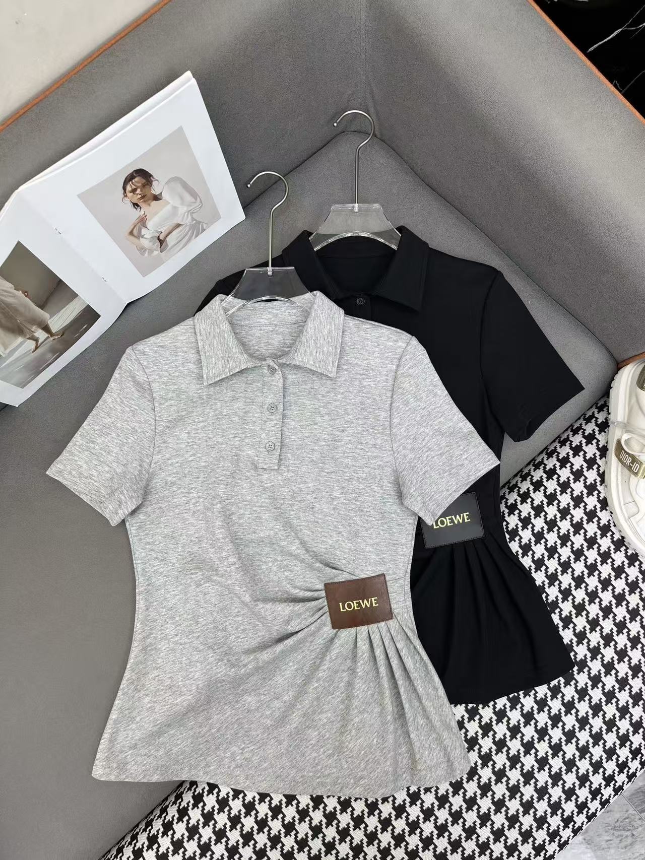 L0WEW プリーツボタンアップレタートップ【50％割引+送料無料】